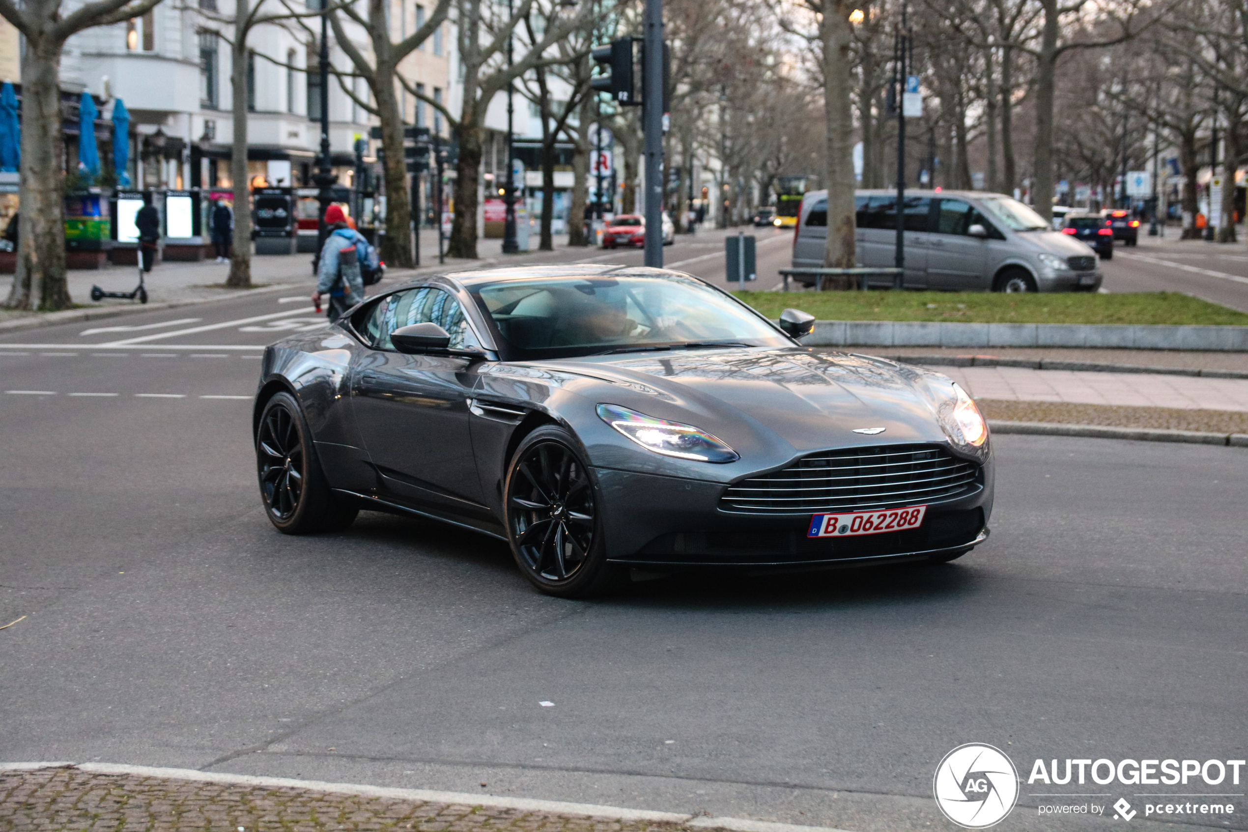 Aston Martin DB11 V8