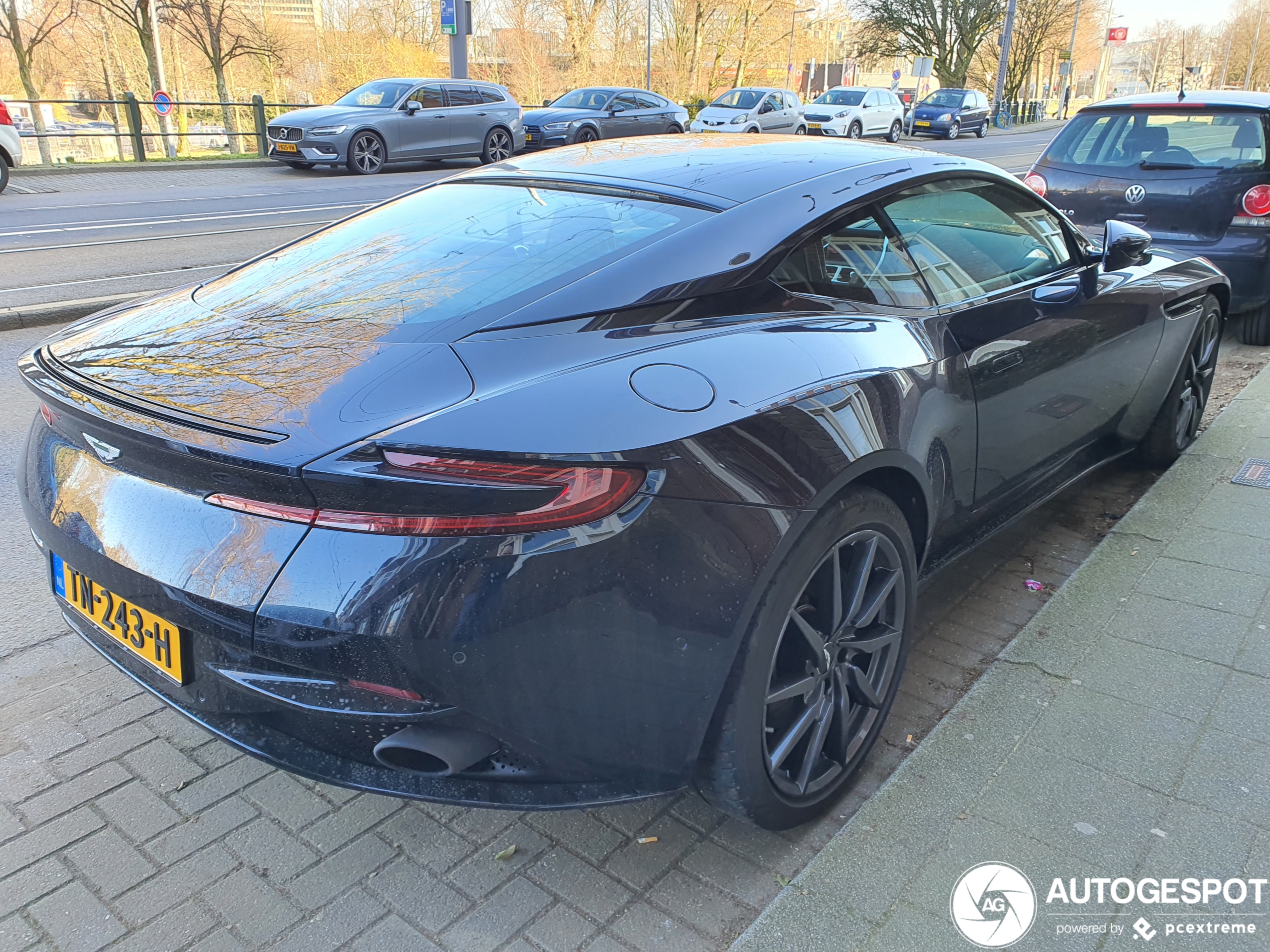 Aston Martin DB11