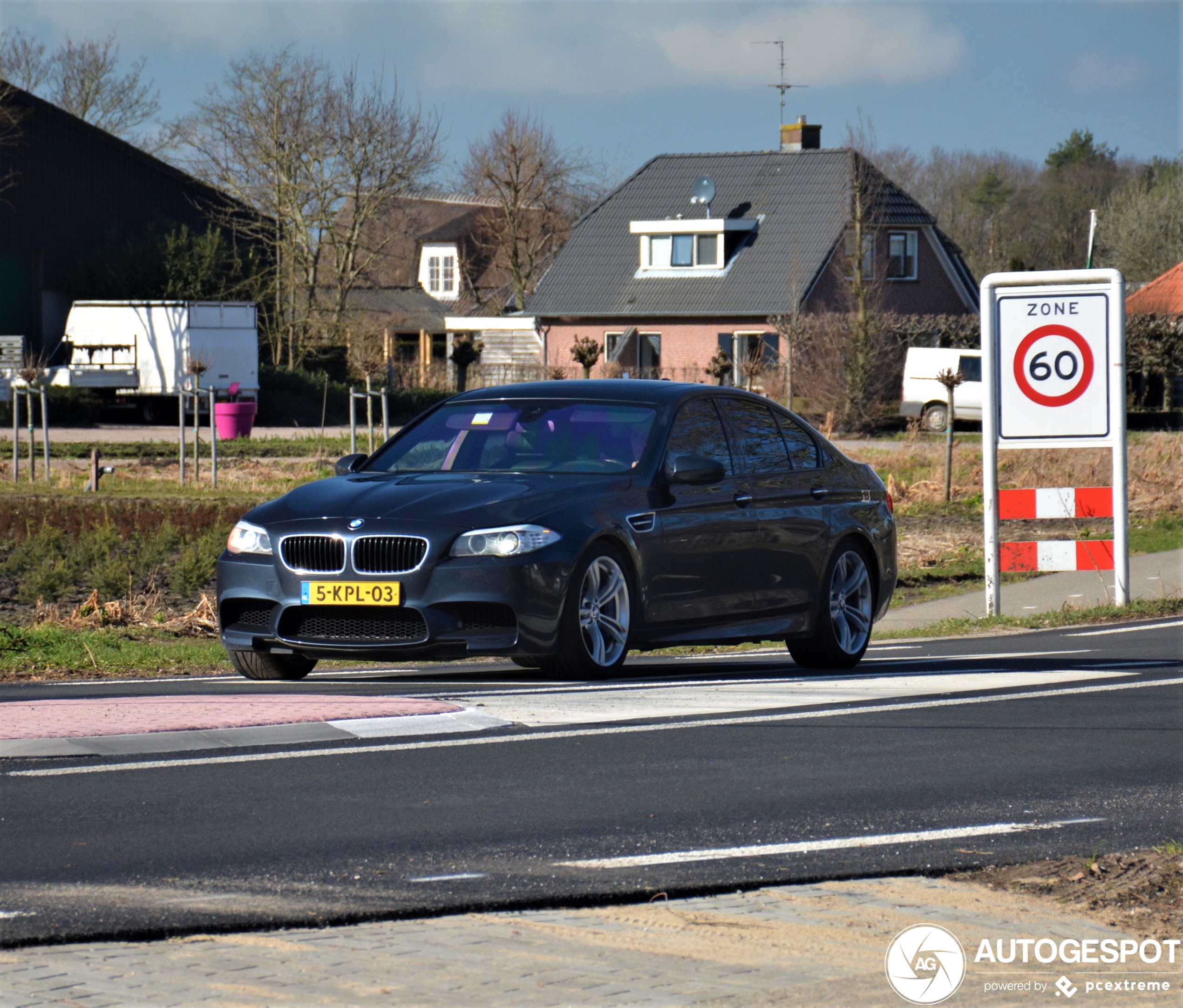 BMW M5 F10 2011