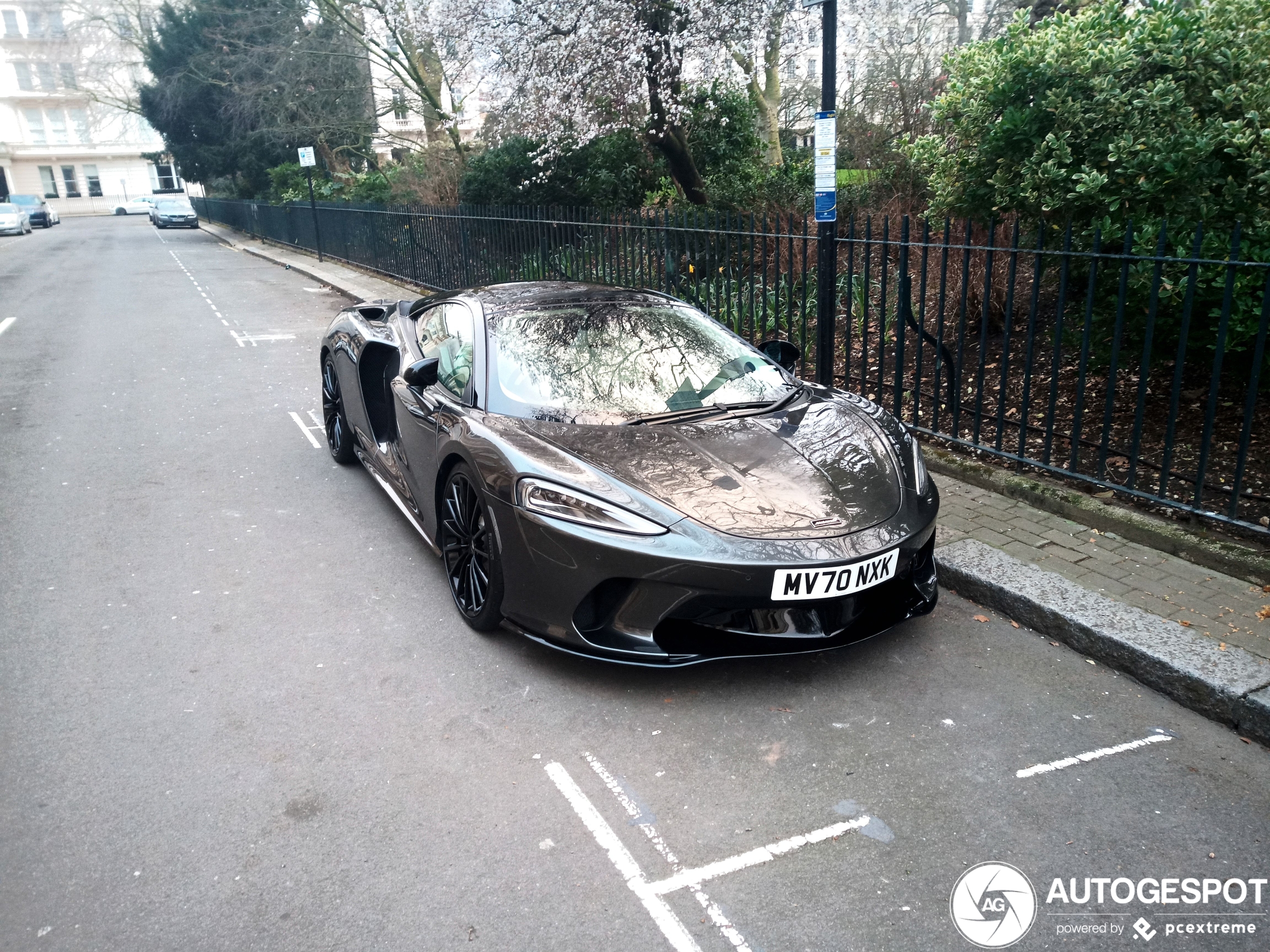 McLaren GT