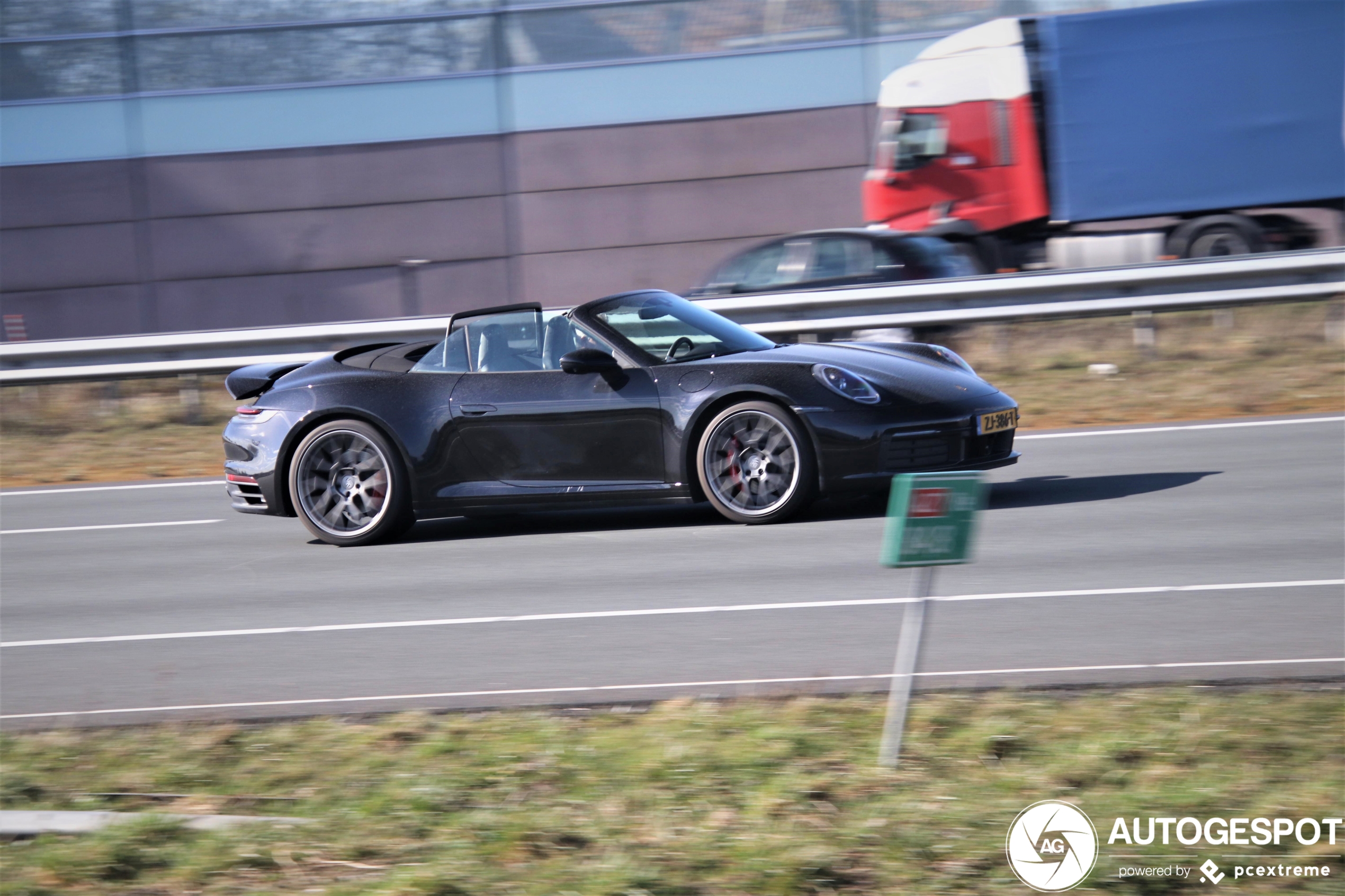 Porsche 992 Carrera 4S Cabriolet