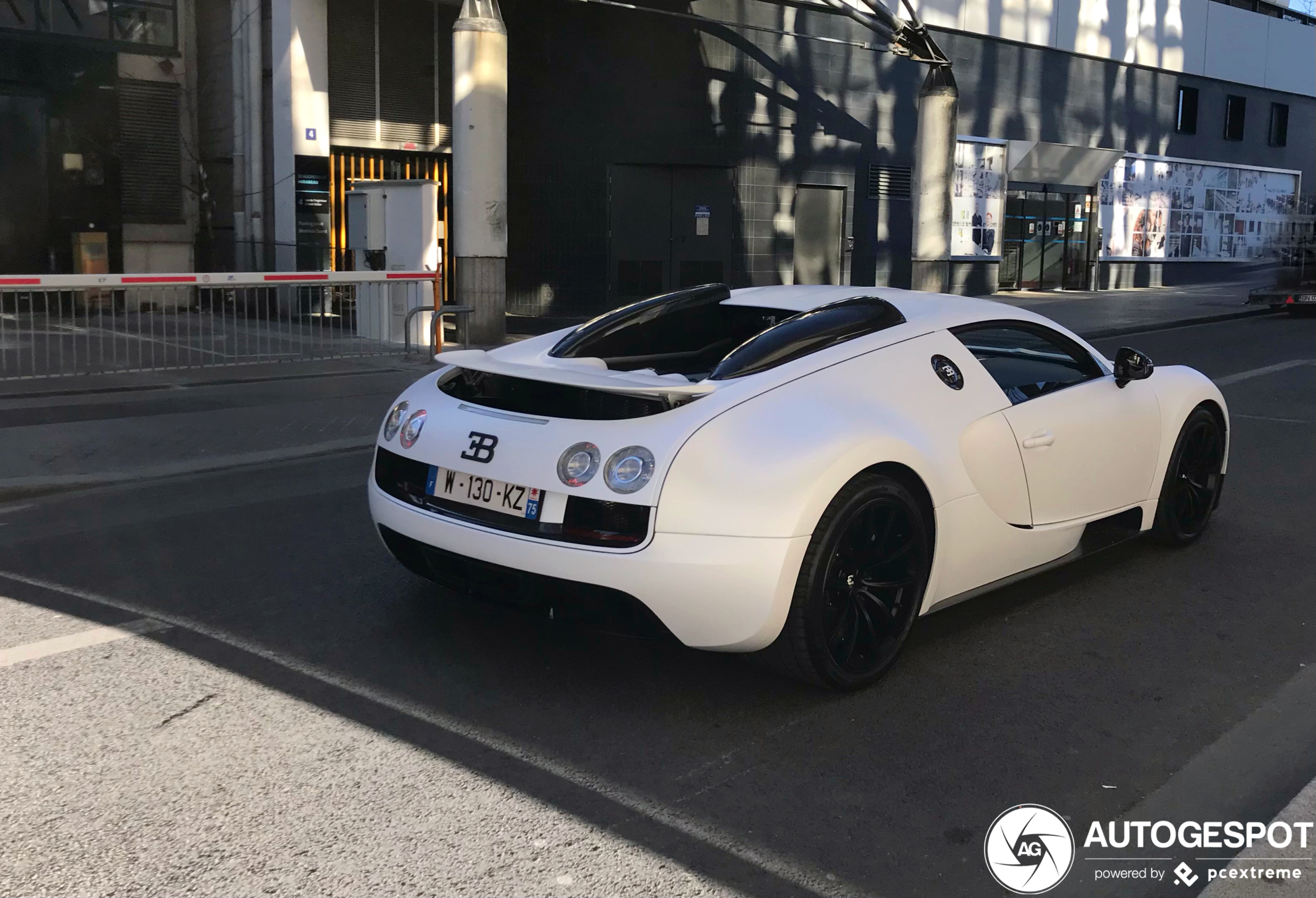 Kruipend door Parijs met de Bugatti Veyron 16.4