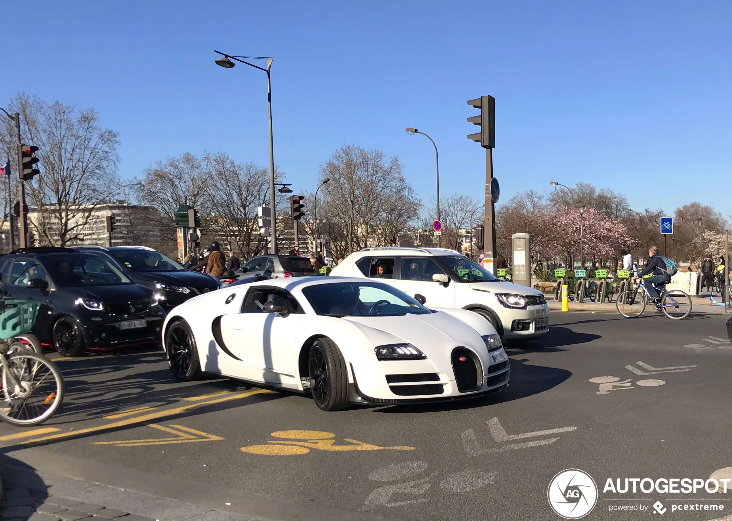 Kruipend door Parijs met de Bugatti Veyron 16.4