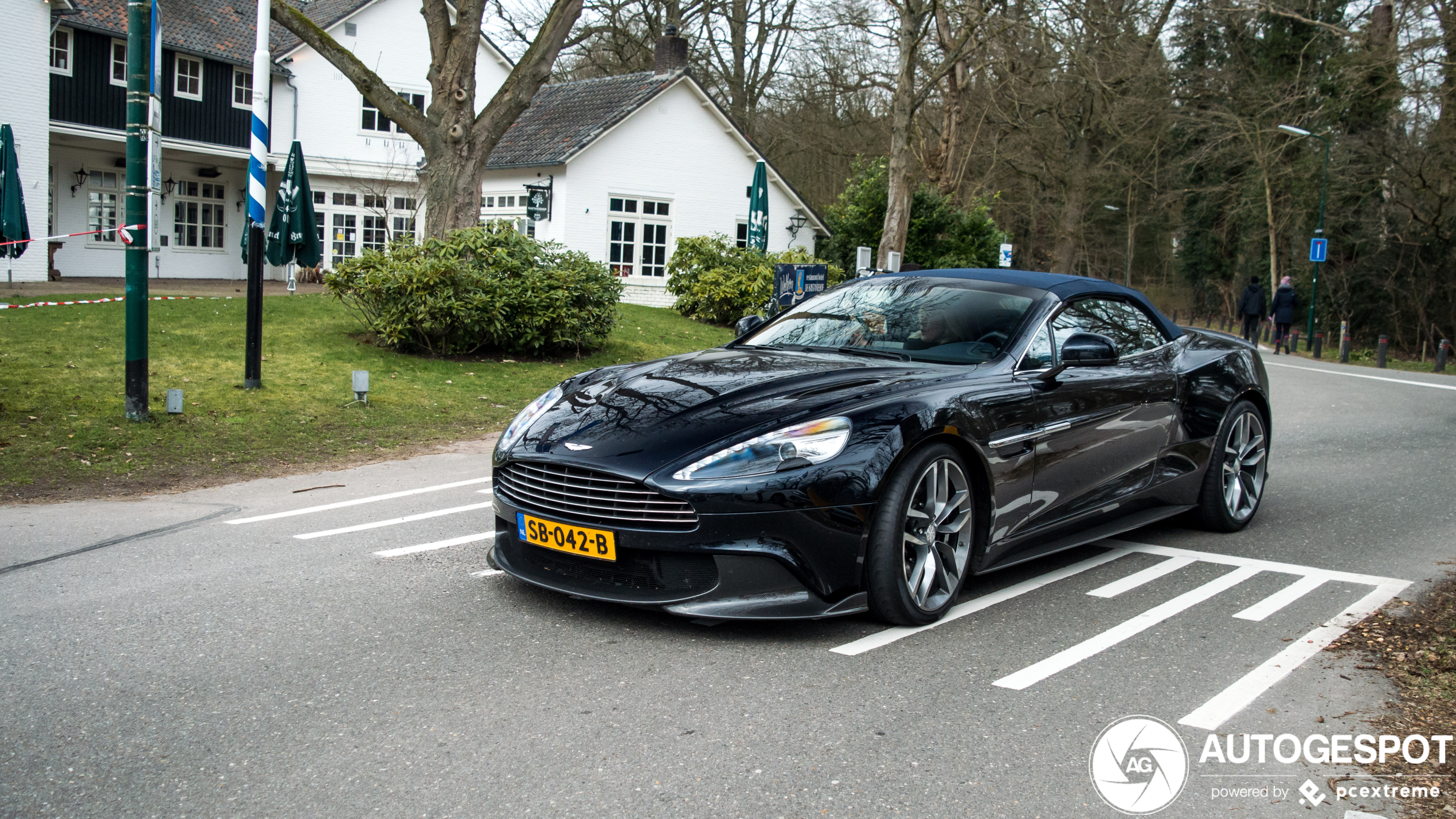 Aston Martin Vanquish S Volante 2017