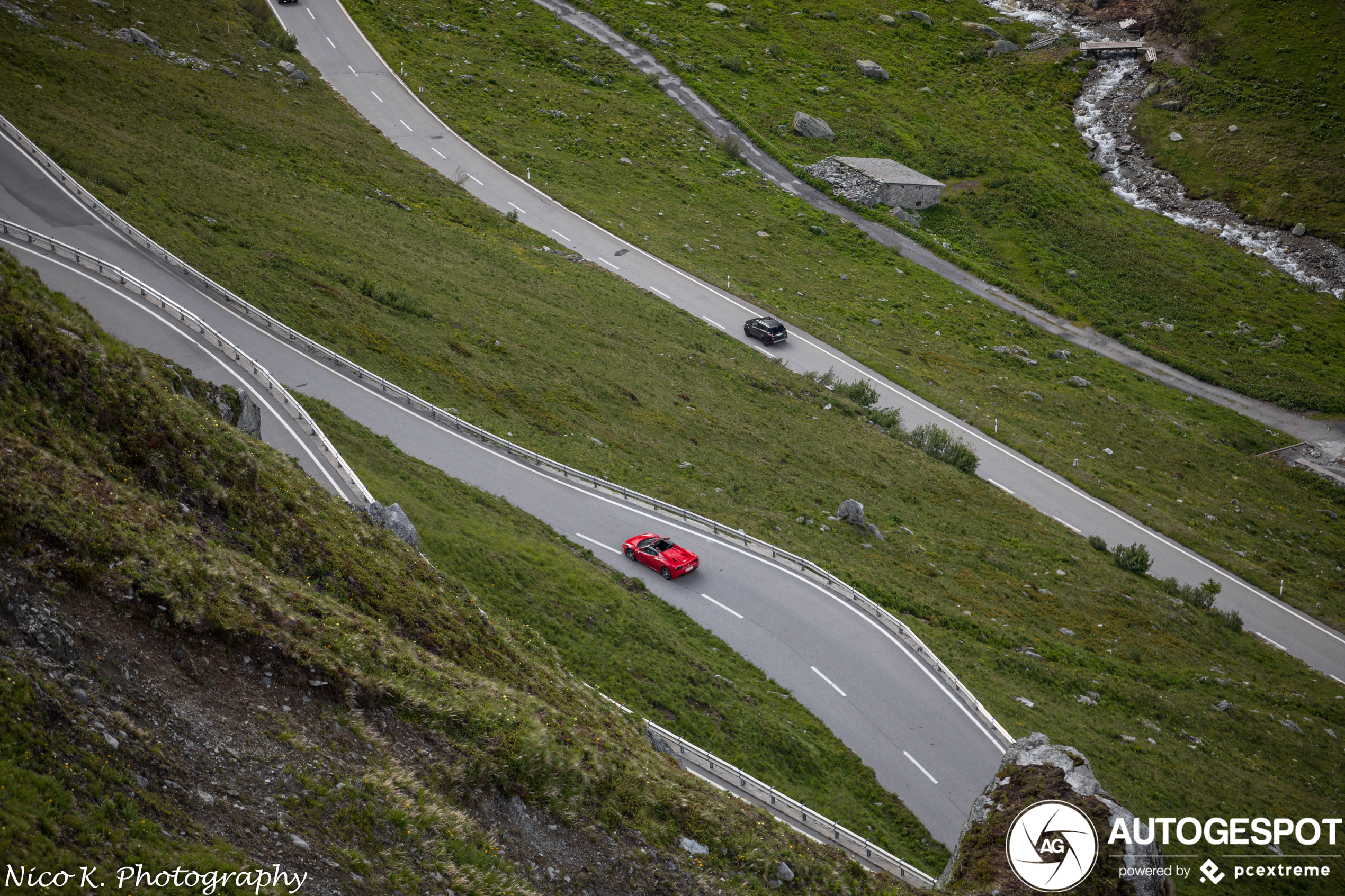 Furka pas wordt bestormd met Ferrari 458 Spider