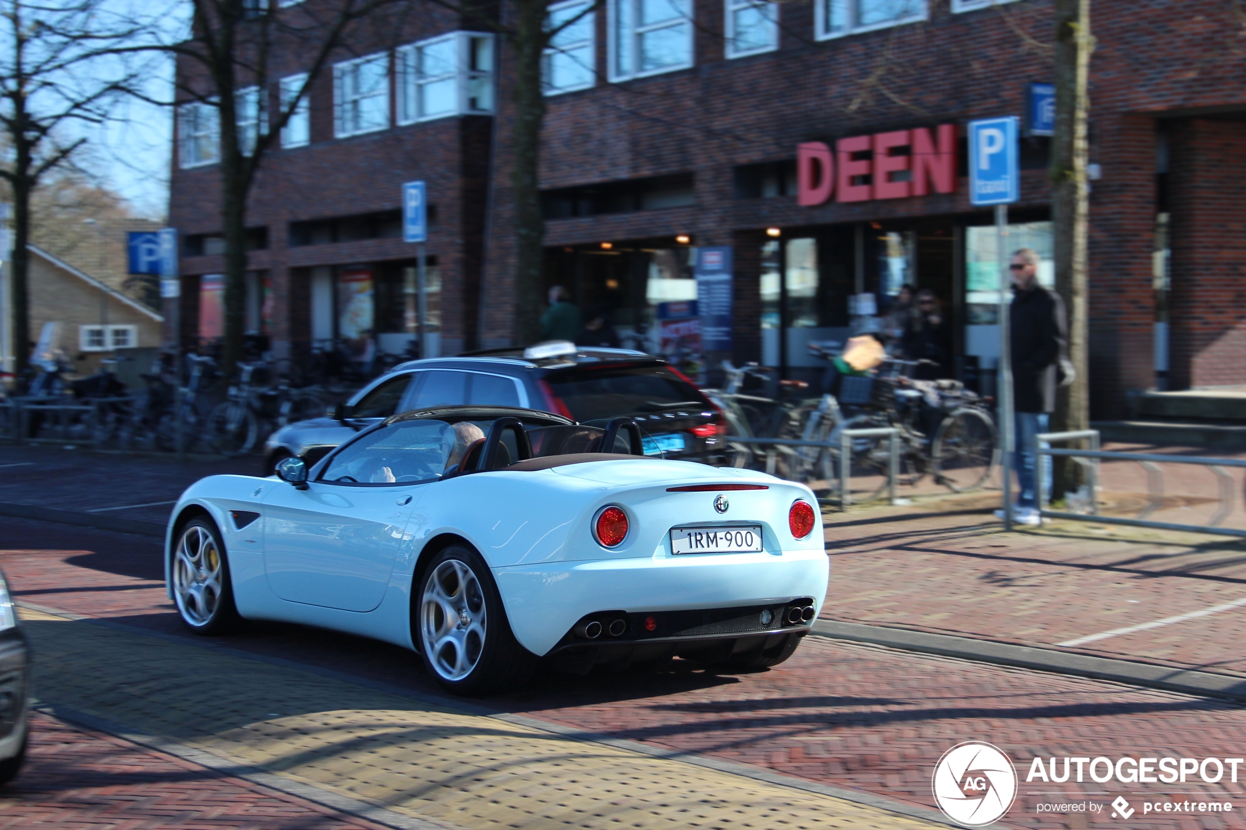 Prachtige Alfa Romeo 8C Spider bezoekt Bergen