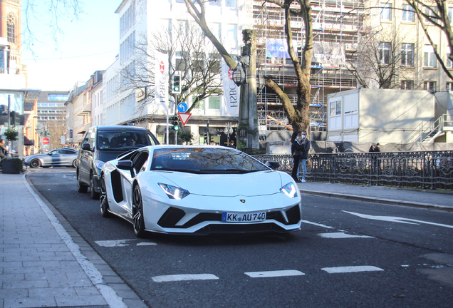 Lamborghini Aventador S LP740-4