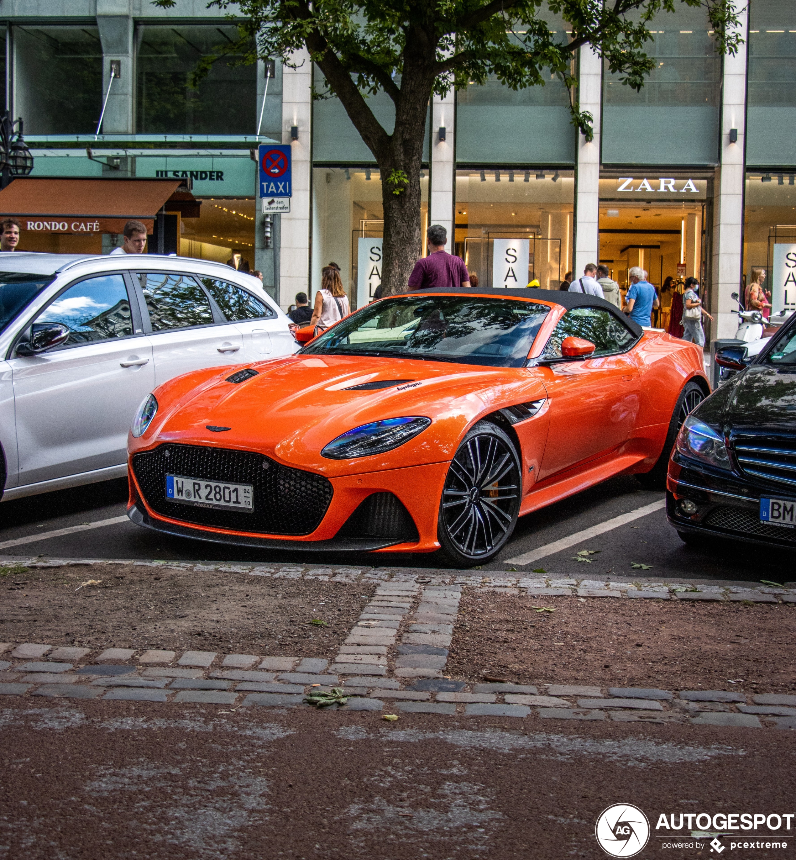 Aston Martin DBS Superleggera Volante