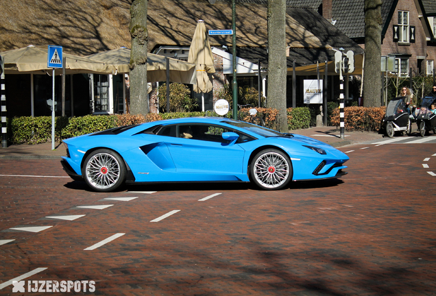 Lamborghini Aventador S LP740-4