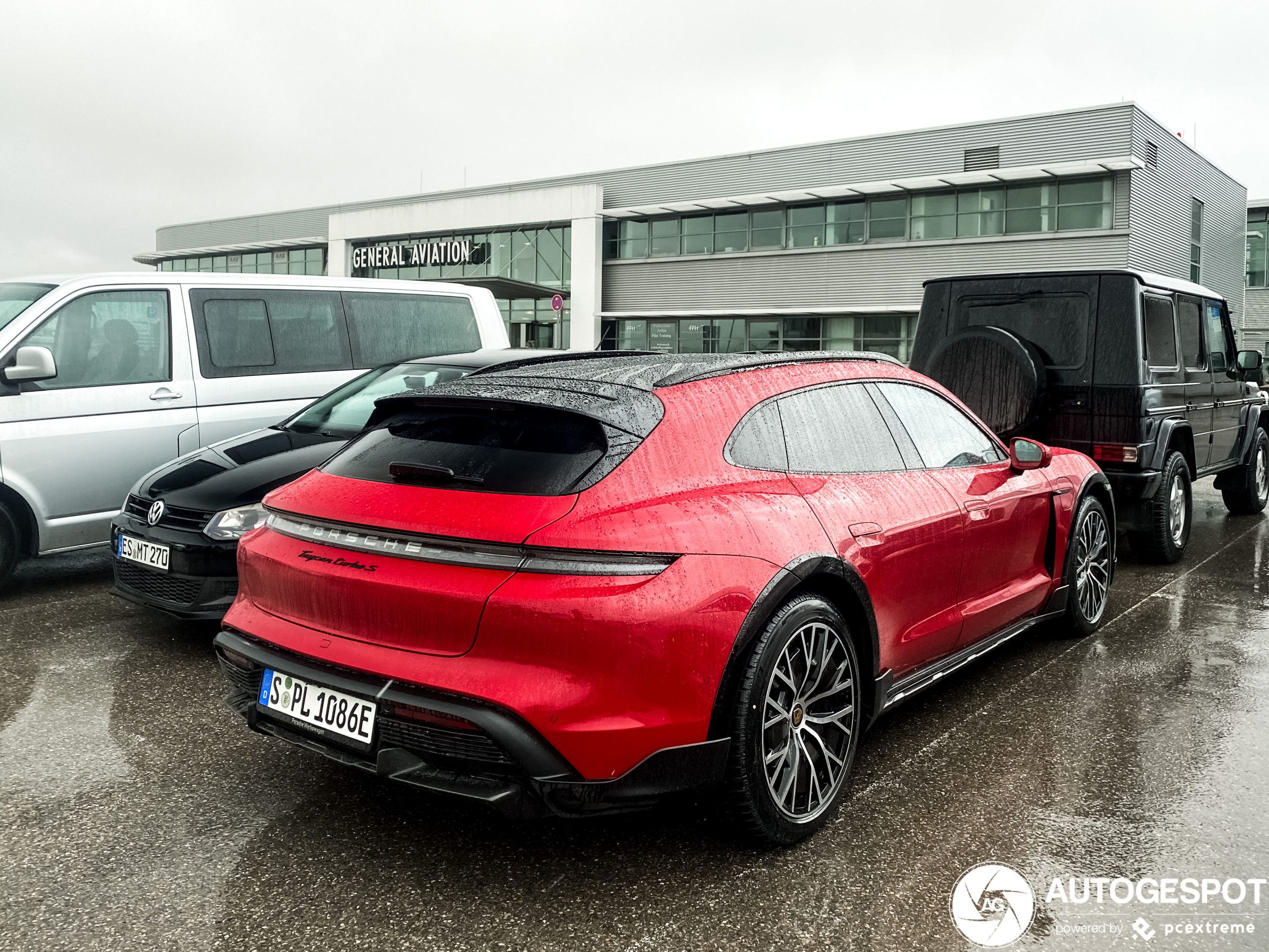 Nu in het rood: Porsche Taycan Turbo S Cross Turismo