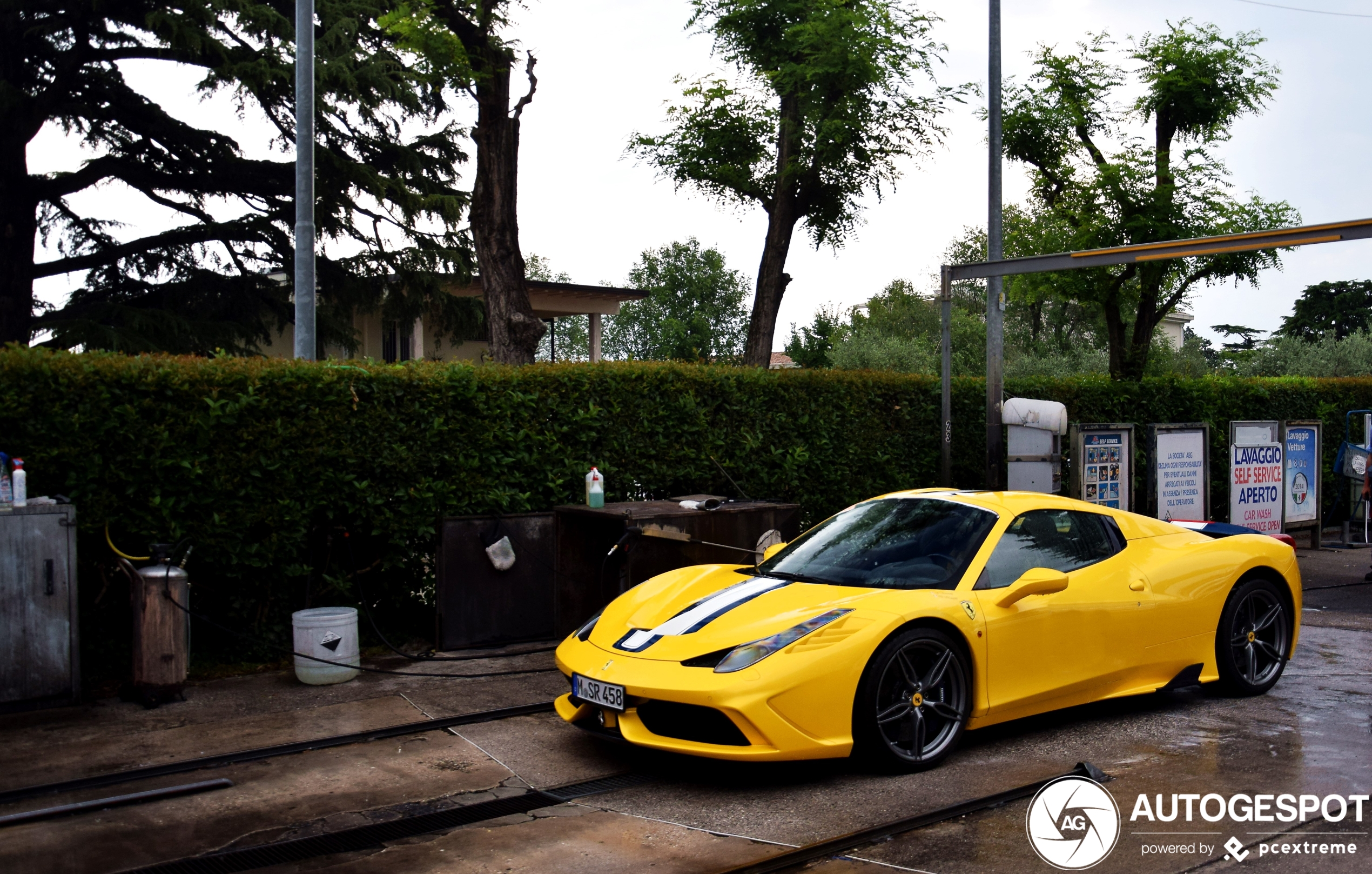 Prachtige Ferrari 458 Speciale A wacht op een sopje