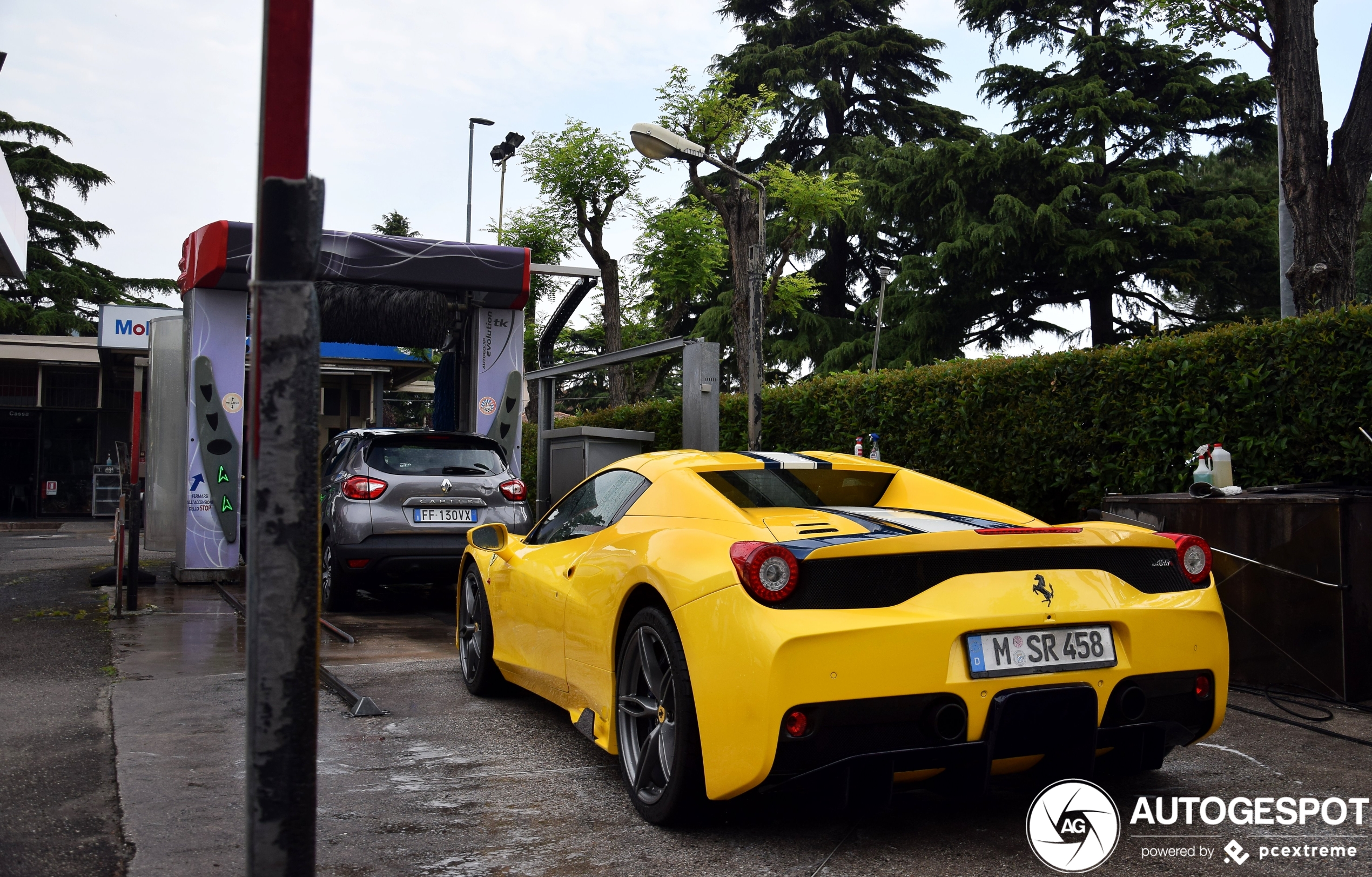 Prachtige Ferrari 458 Speciale A wacht op een sopje