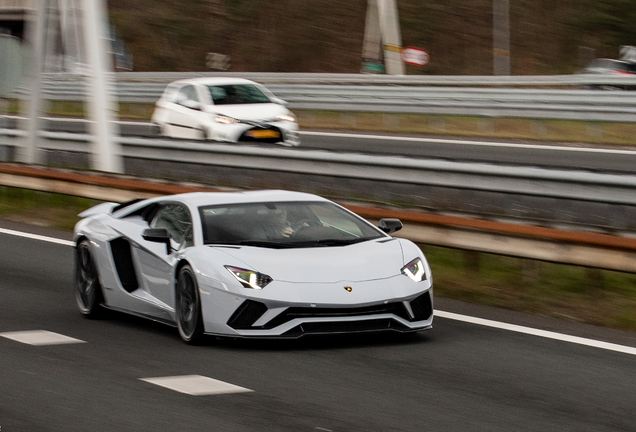 Lamborghini Aventador S LP740-4