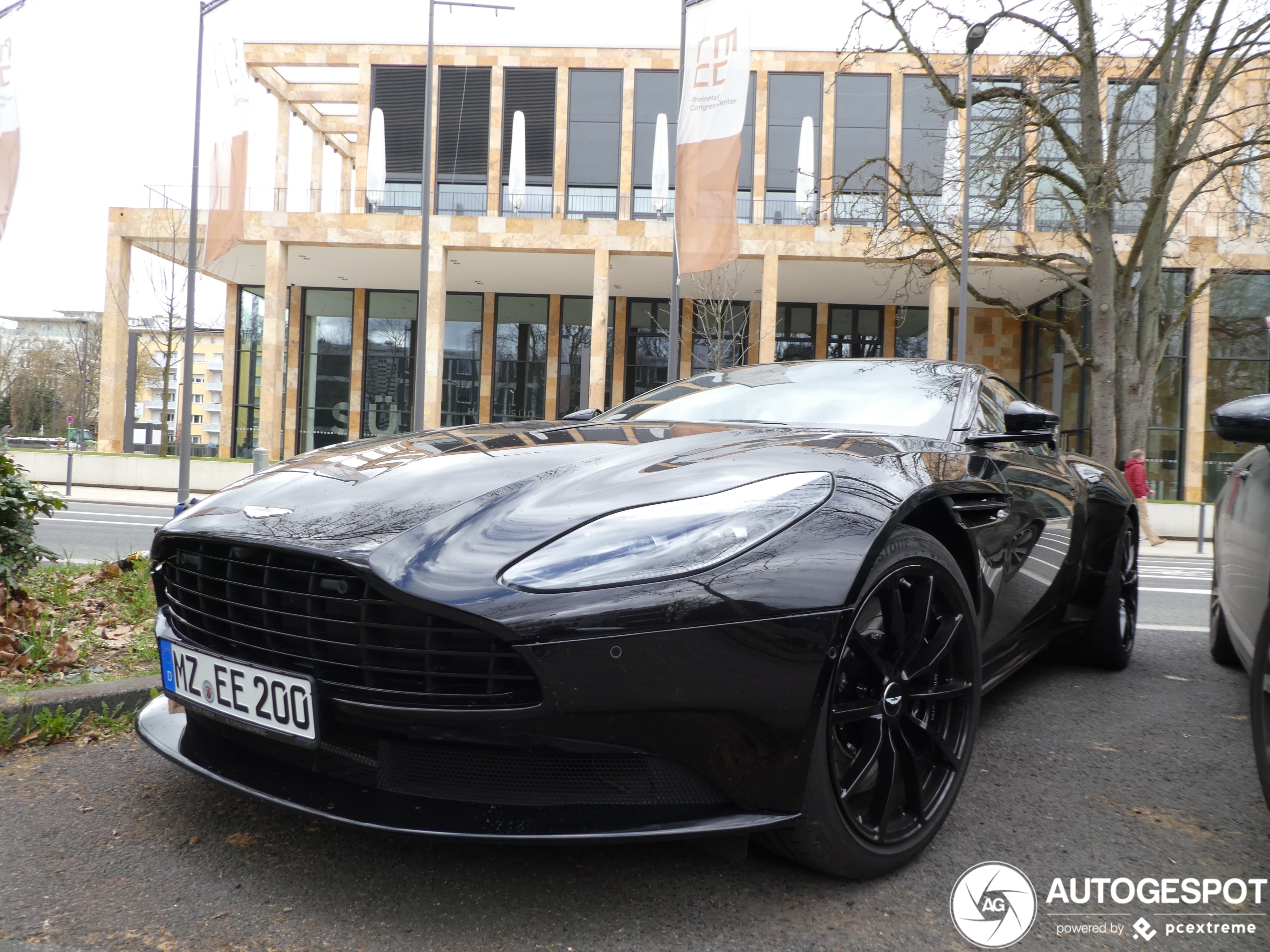 Aston Martin DB11 AMR