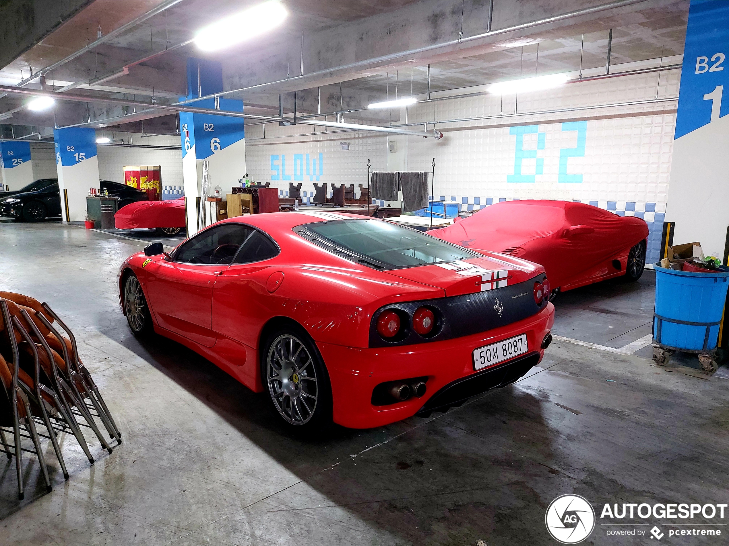 Ferrari Challenge Stradale staat tussen het meubilair in Seoul