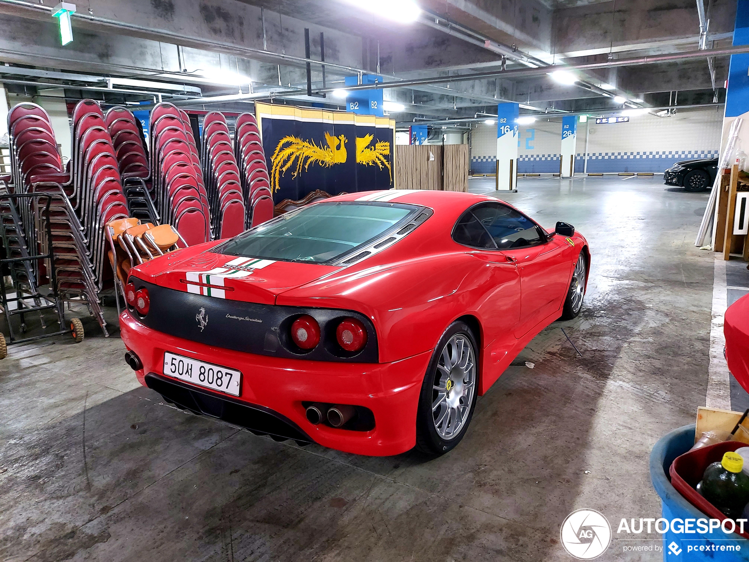 Ferrari Challenge Stradale staat tussen het meubilair in Seoul