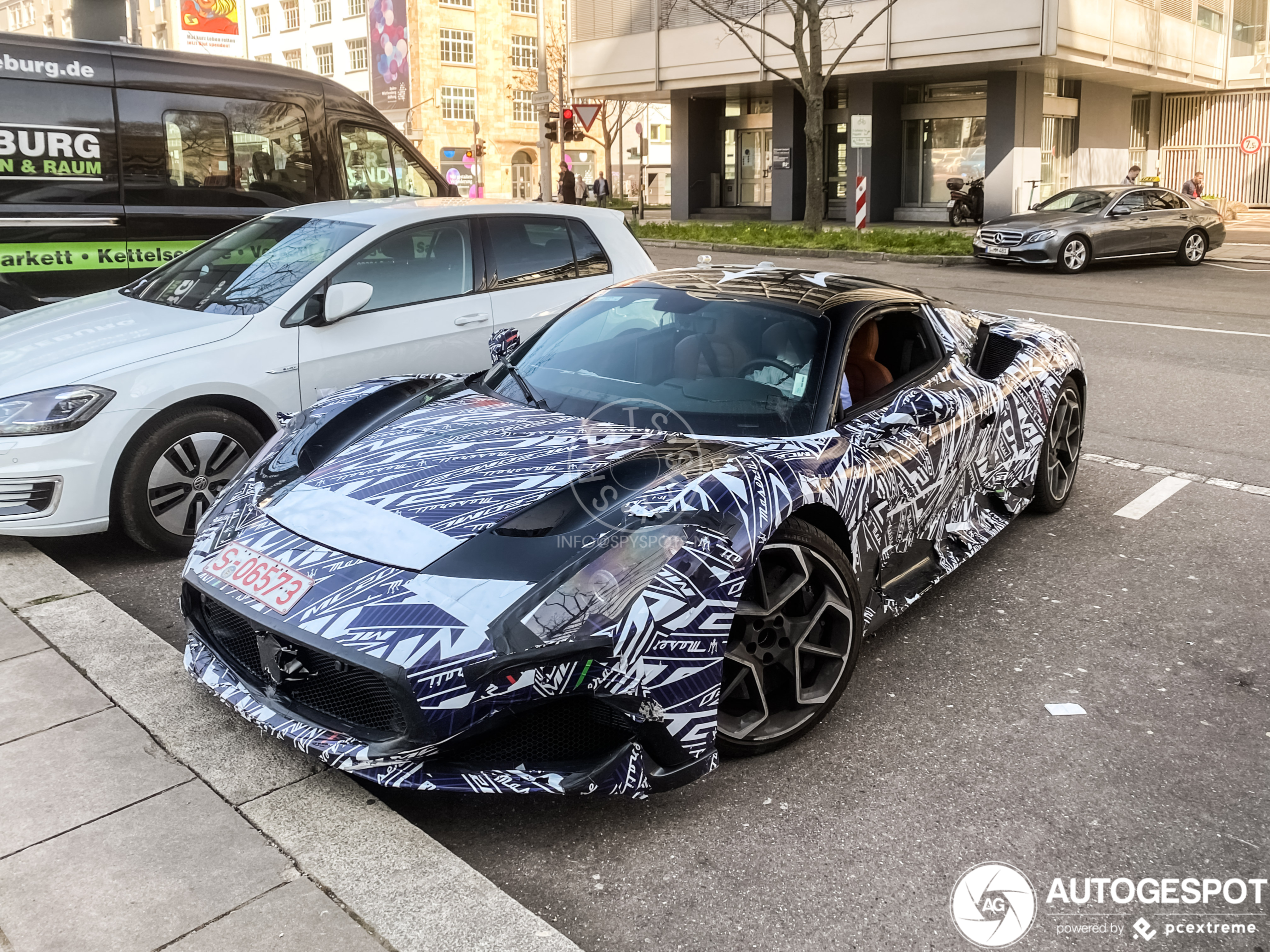 Maserati MC20 met camouflage duikt op in Stuttgart