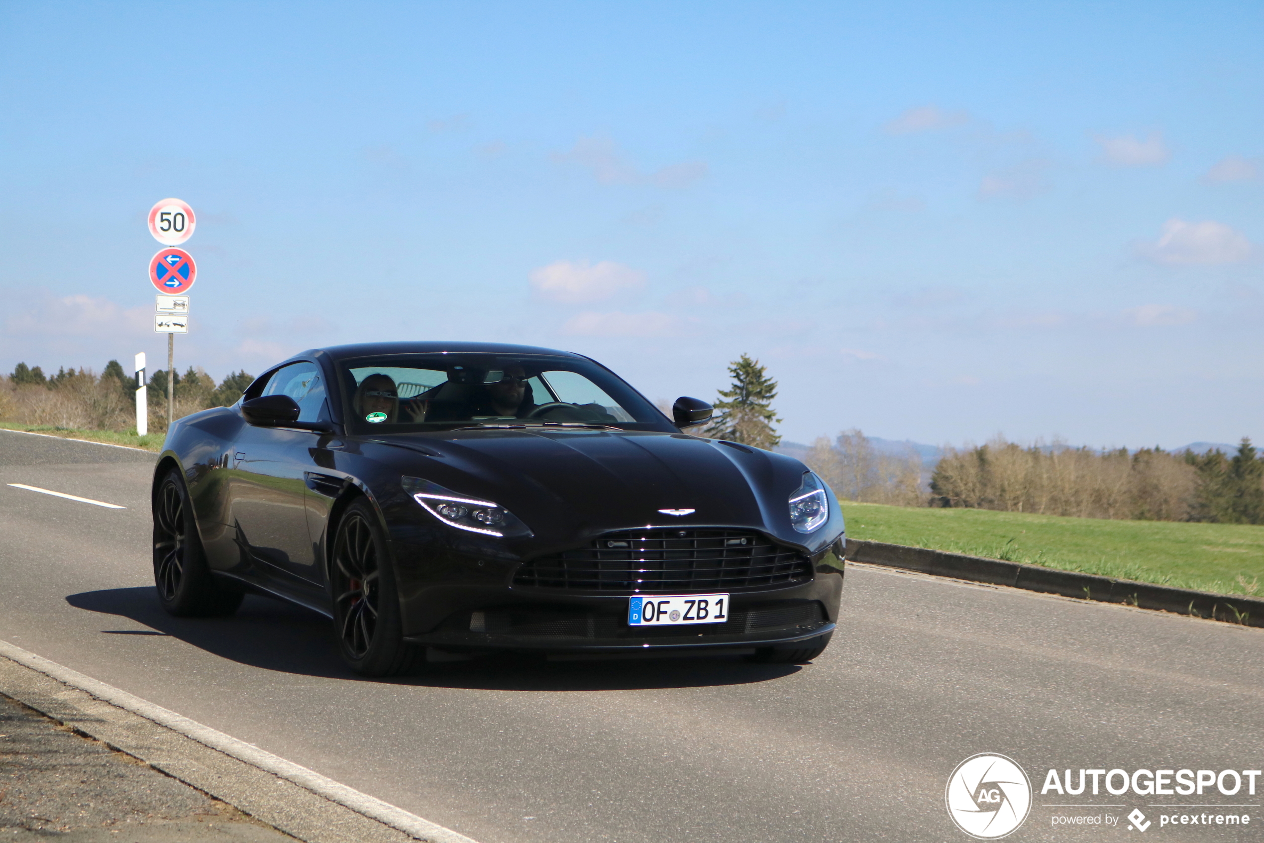 Aston Martin DB11 V8