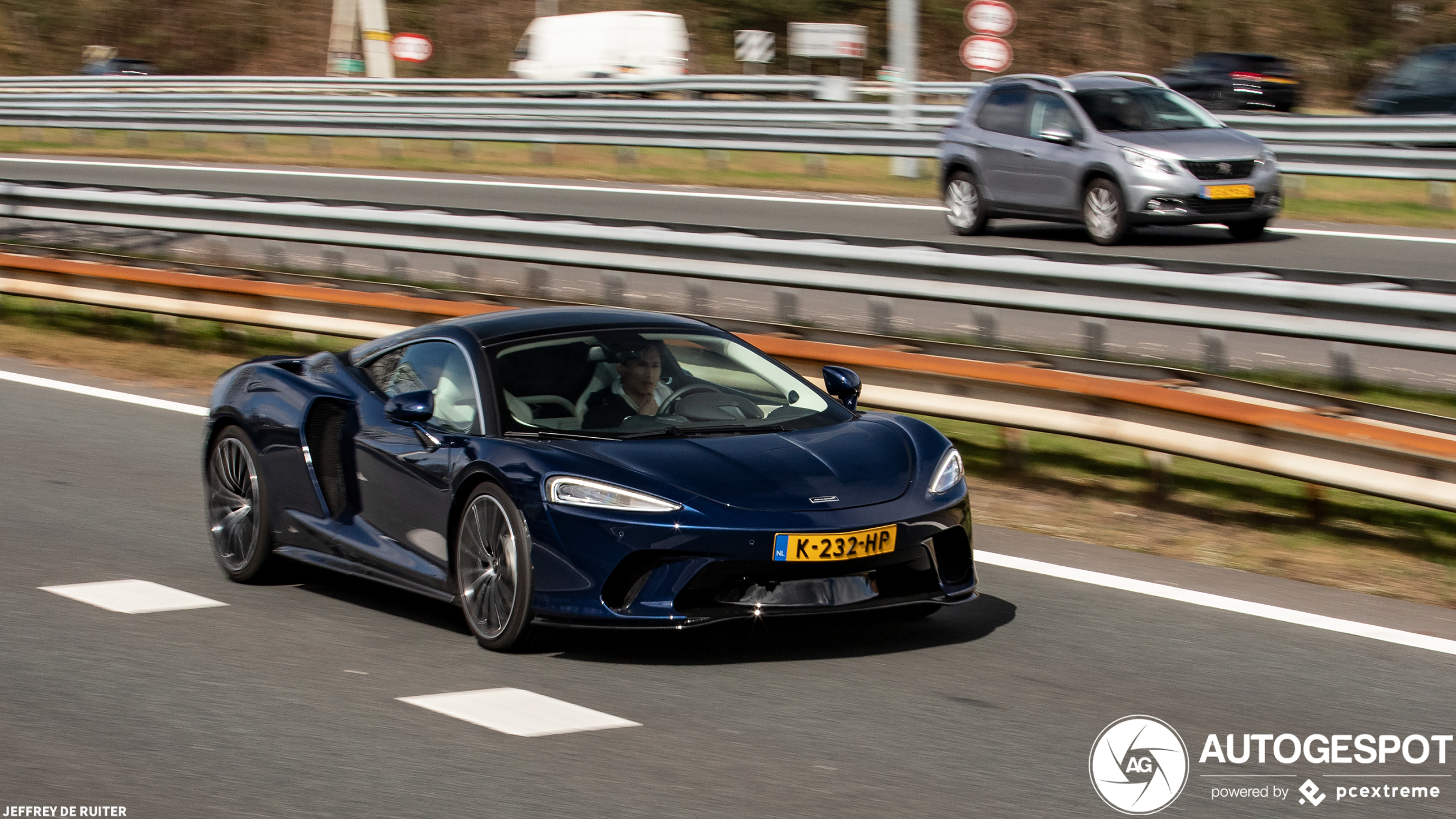 McLaren GT