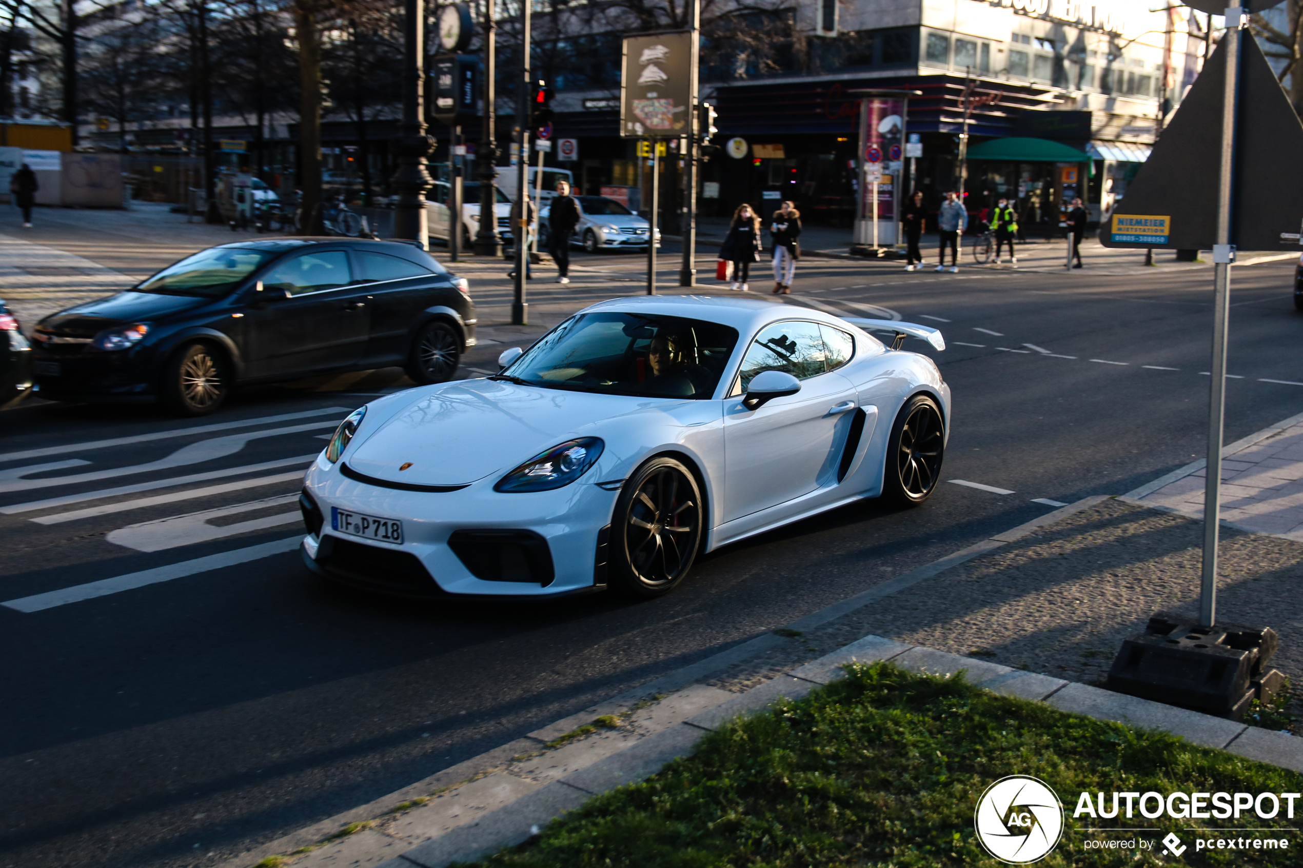 Porsche 718 Cayman GT4