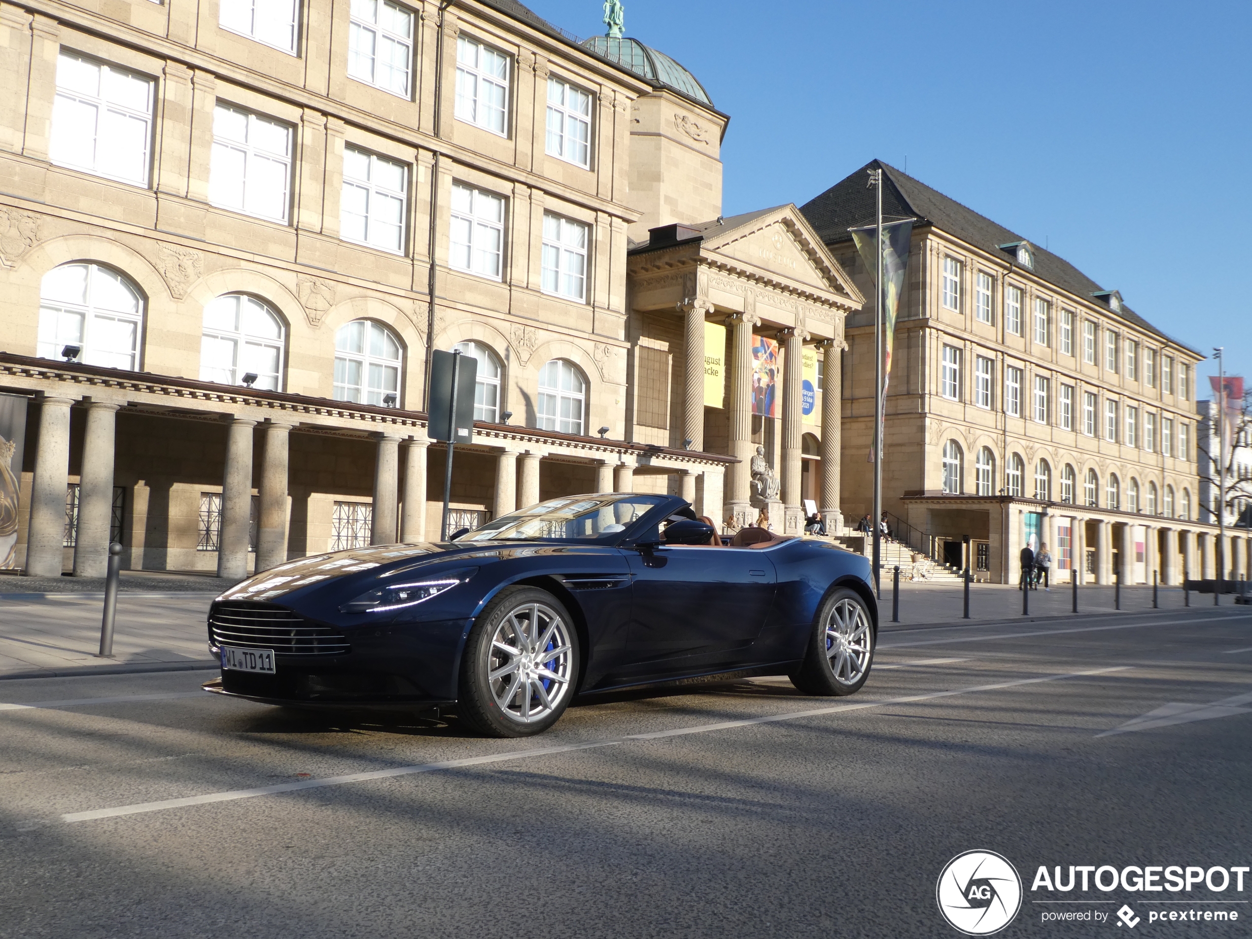 Aston Martin DB11 V8 Volante