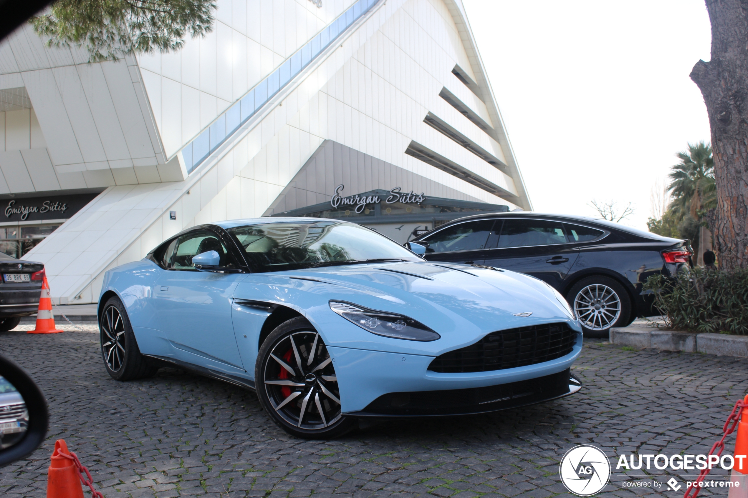 Aston Martin DB11