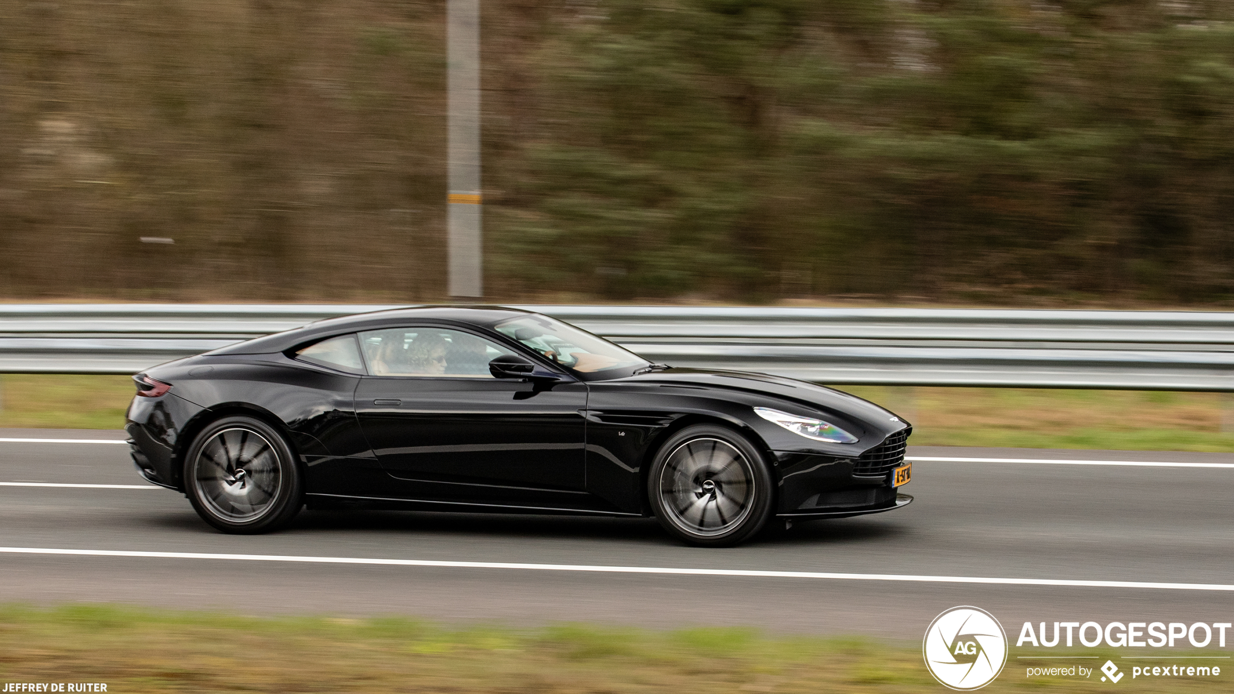 Aston Martin DB11