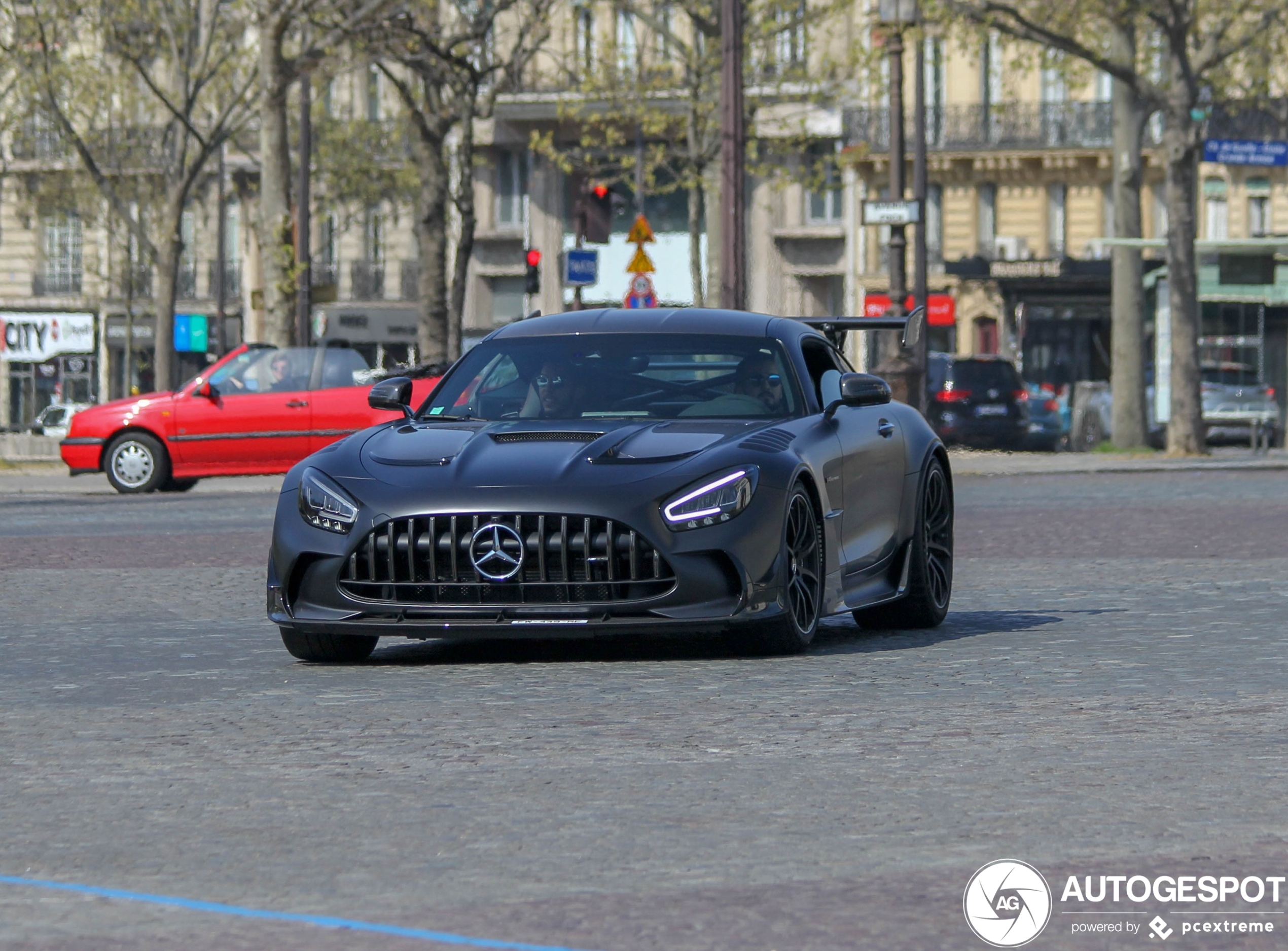 Mercedes-AMG GT Black Series doet ereronde over Avenue Foch