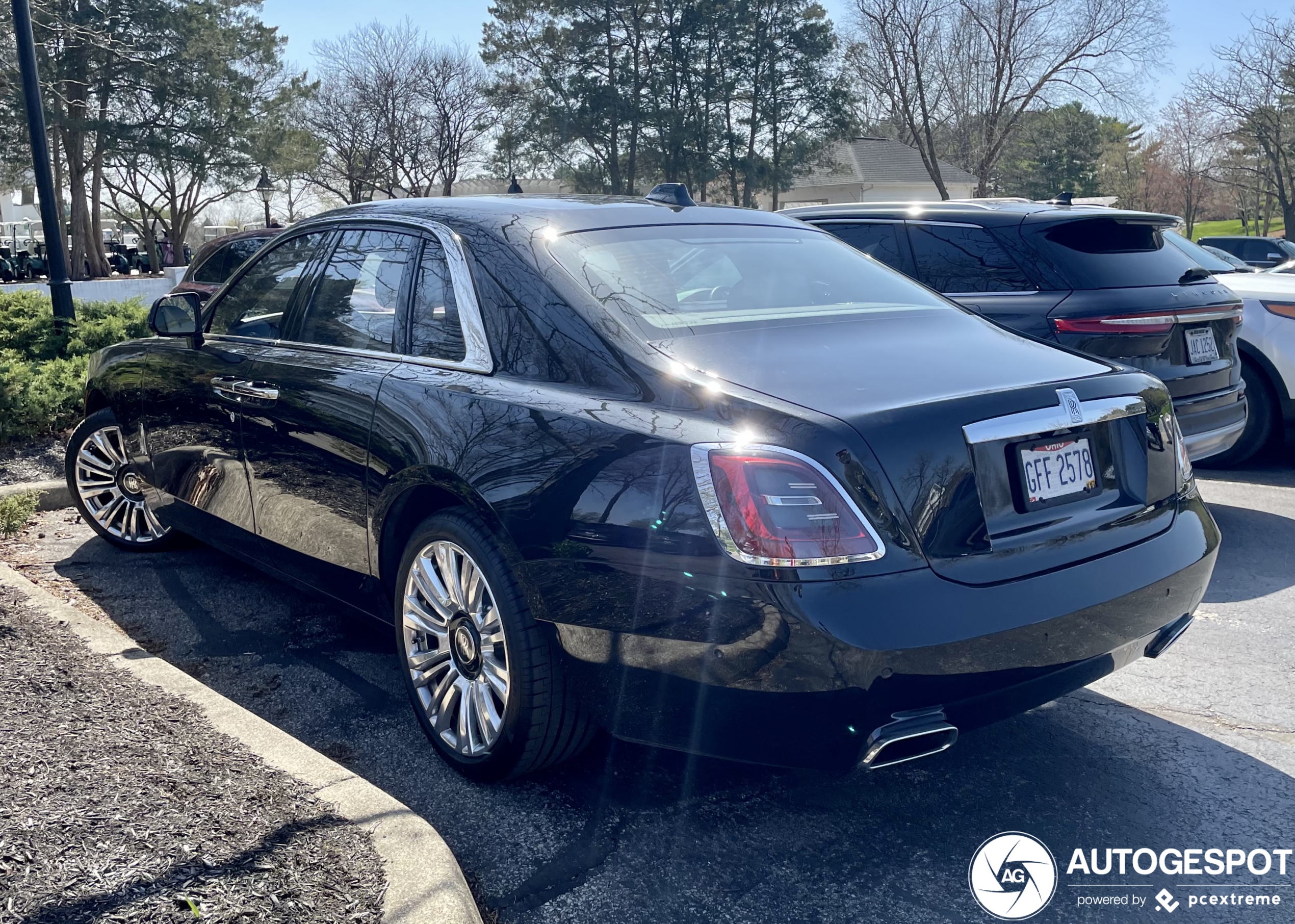 Het chroom van deze Rolls-Royce schittert lekker in de zon