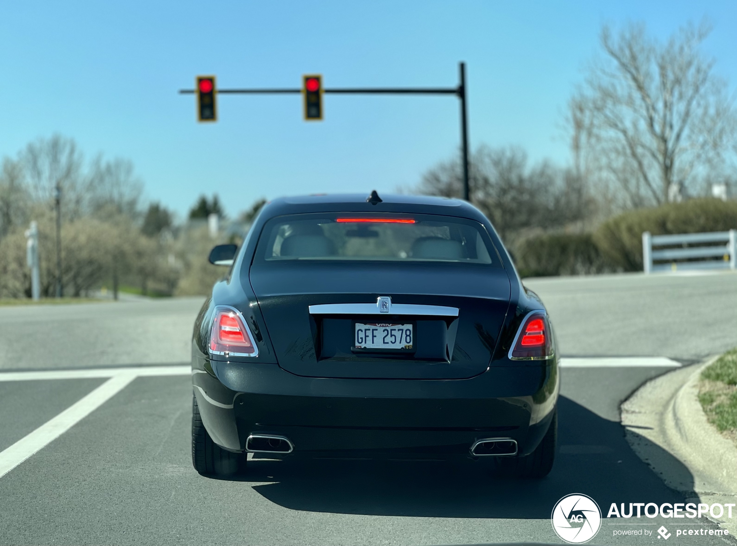 Het chroom van deze Rolls-Royce schittert lekker in de zon