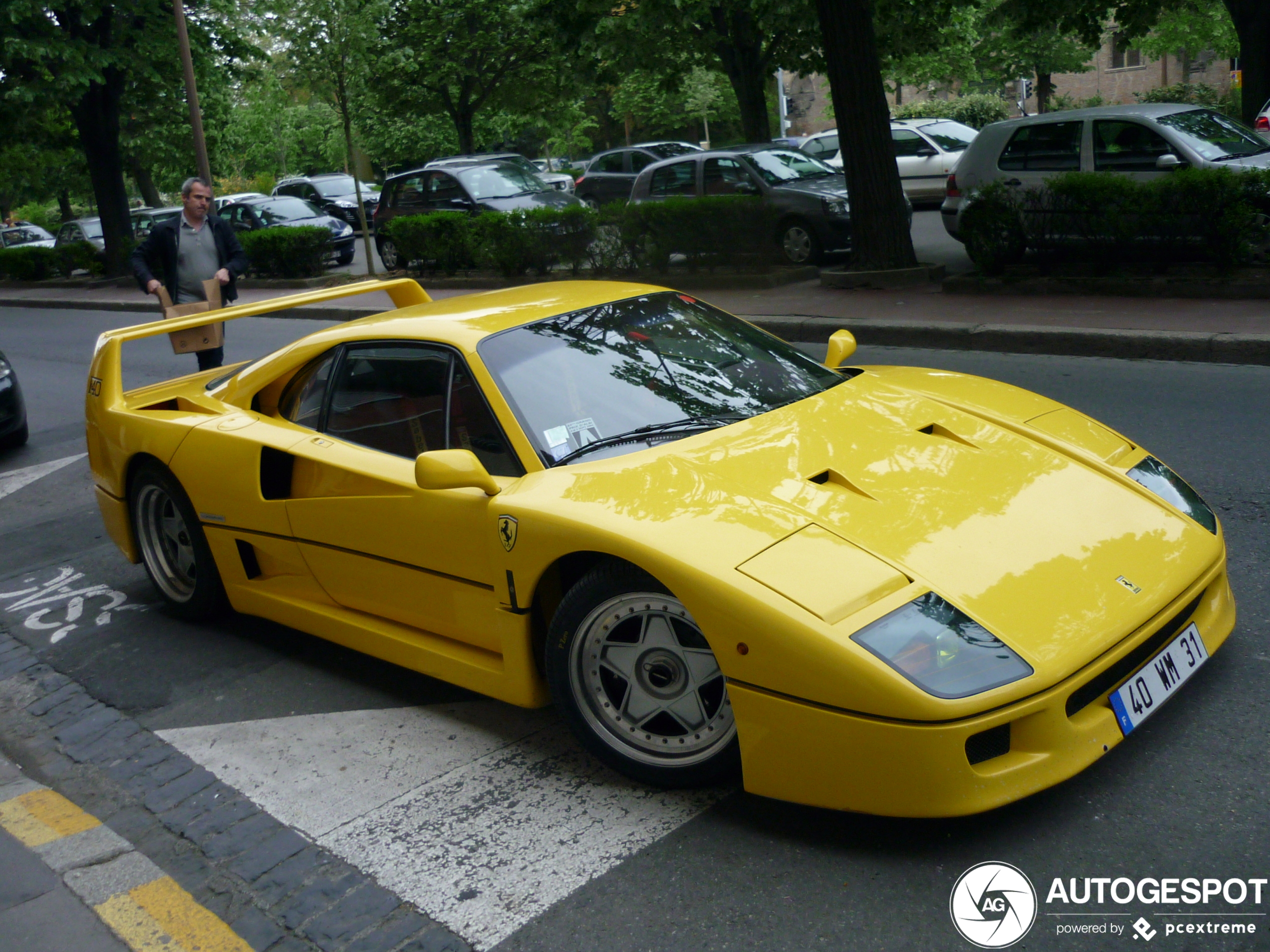 Gele Ferrari F40 is waanzinnig