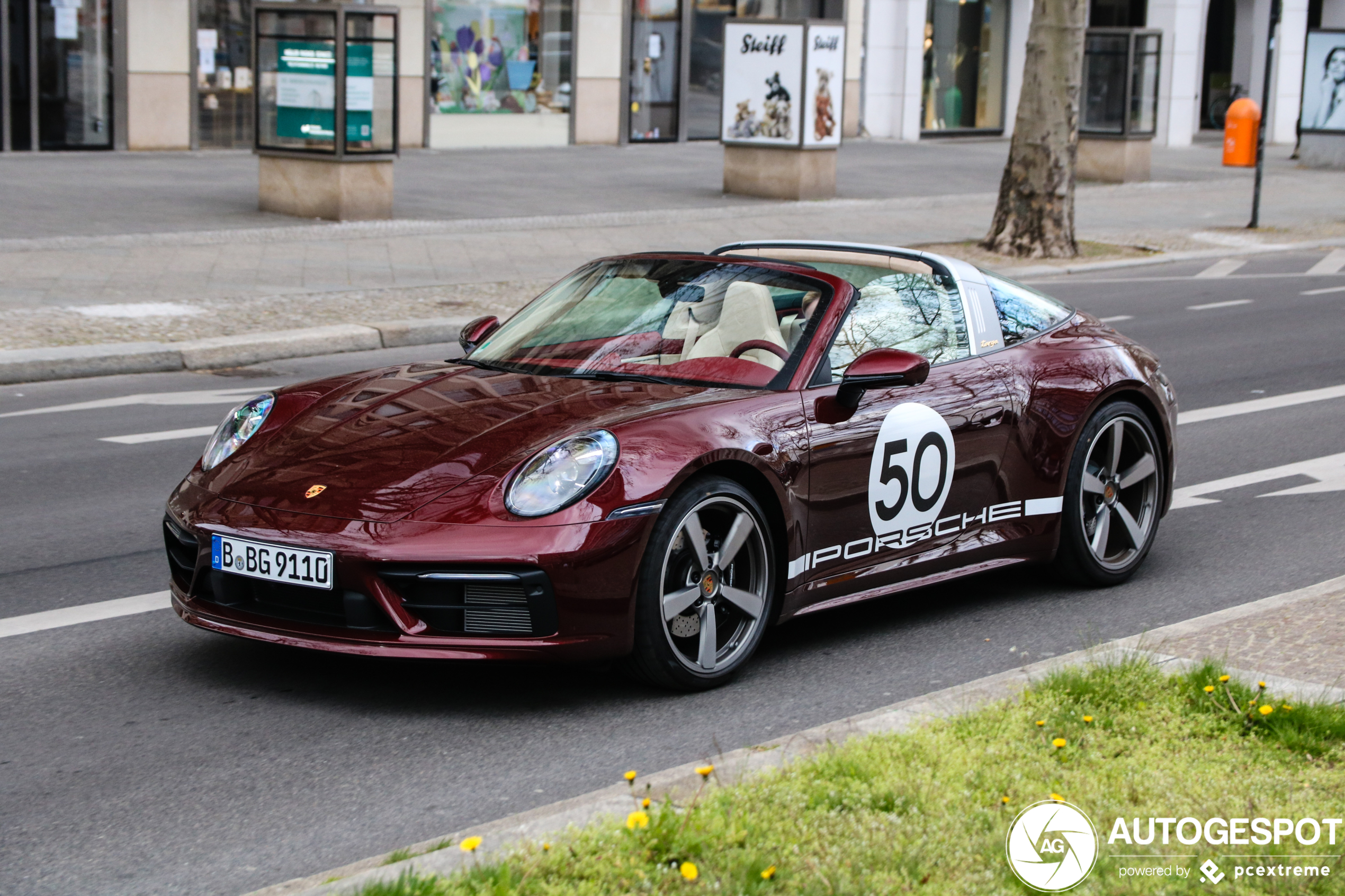 Porsche 992 Targa 4S Heritage Design Edition