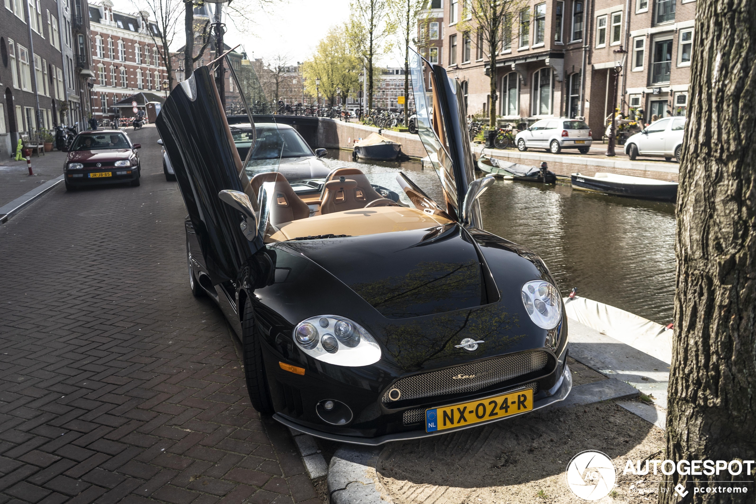 Spyker C8 Spyder SWB verrast aan de Amsterdamse grachten
