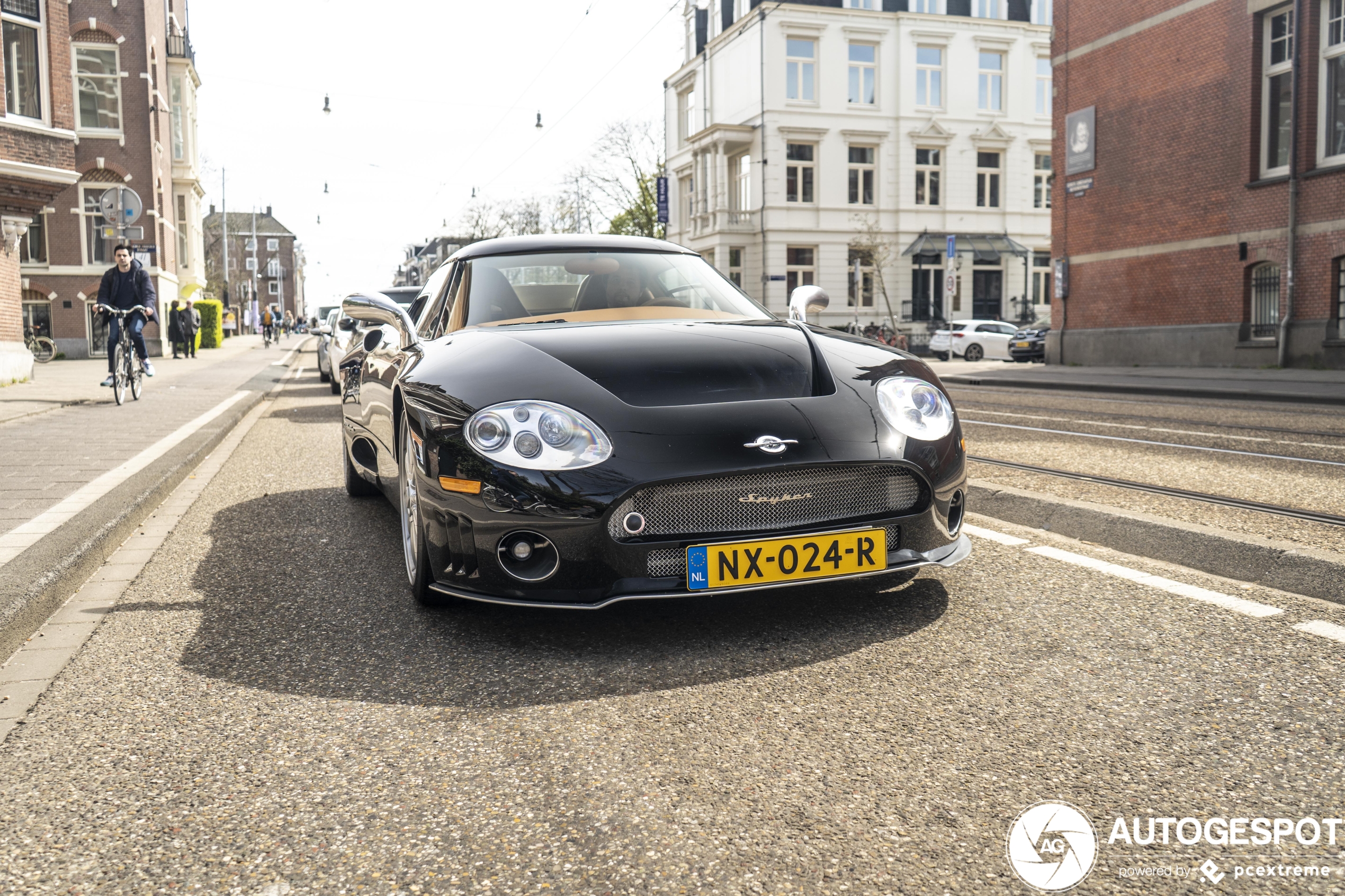 Spyker C8 Spyder SWB verrast aan de Amsterdamse grachten