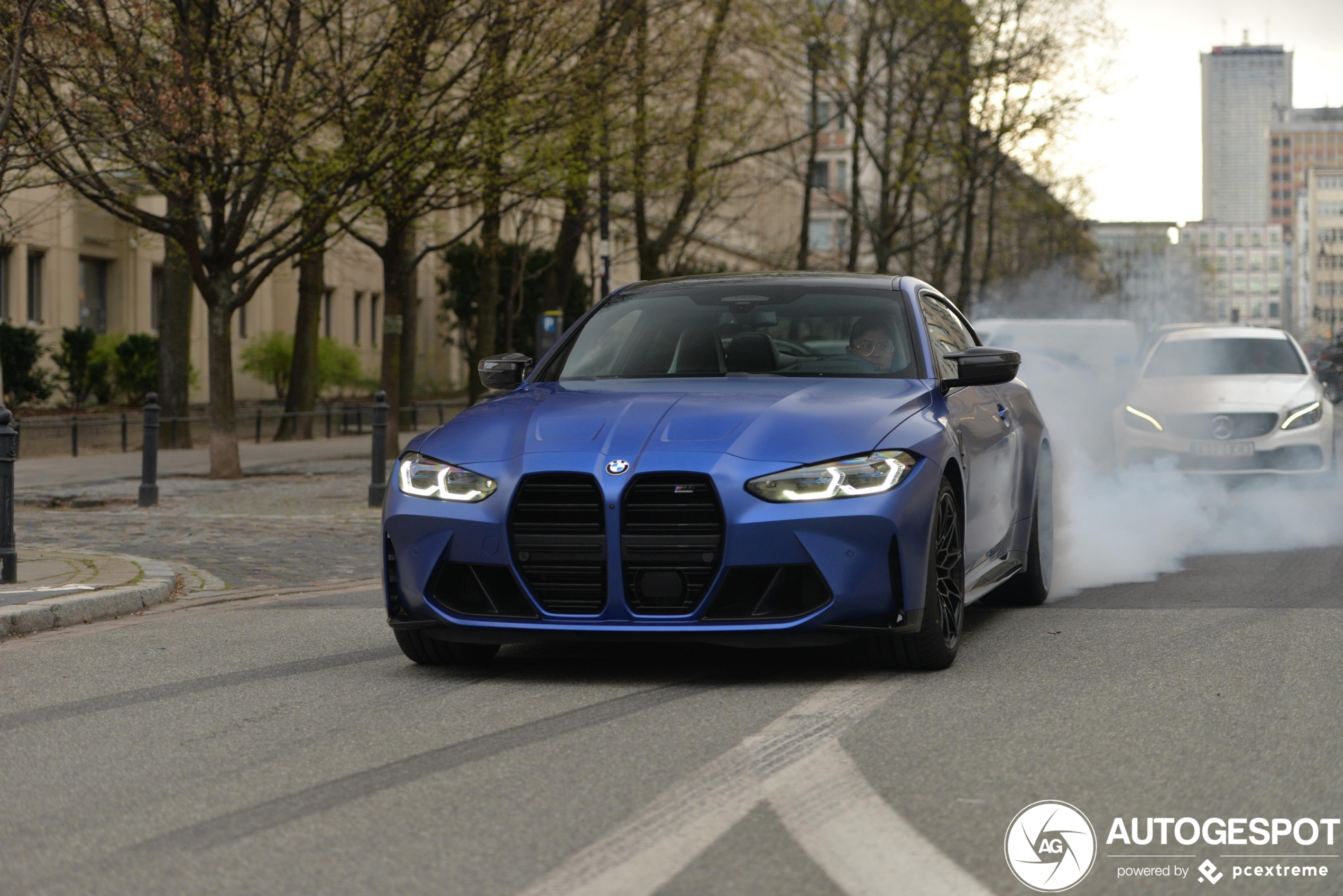 BMW M4 in Polen legt wat rubber op straat