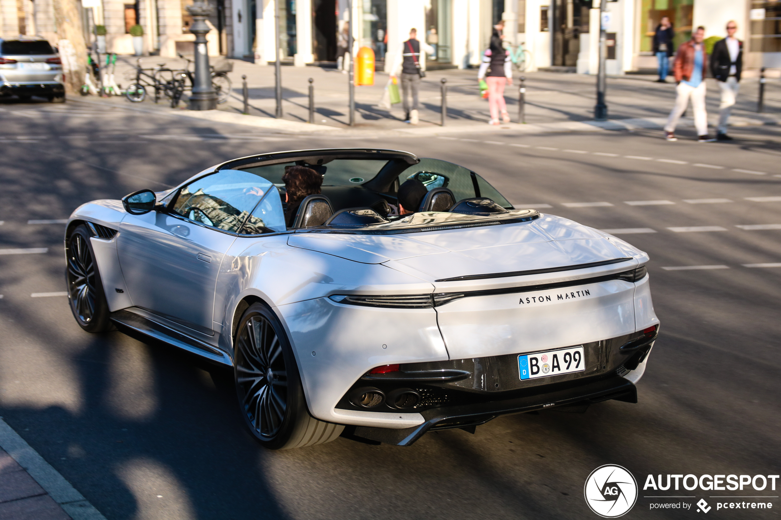 Aston Martin DBS Superleggera Volante