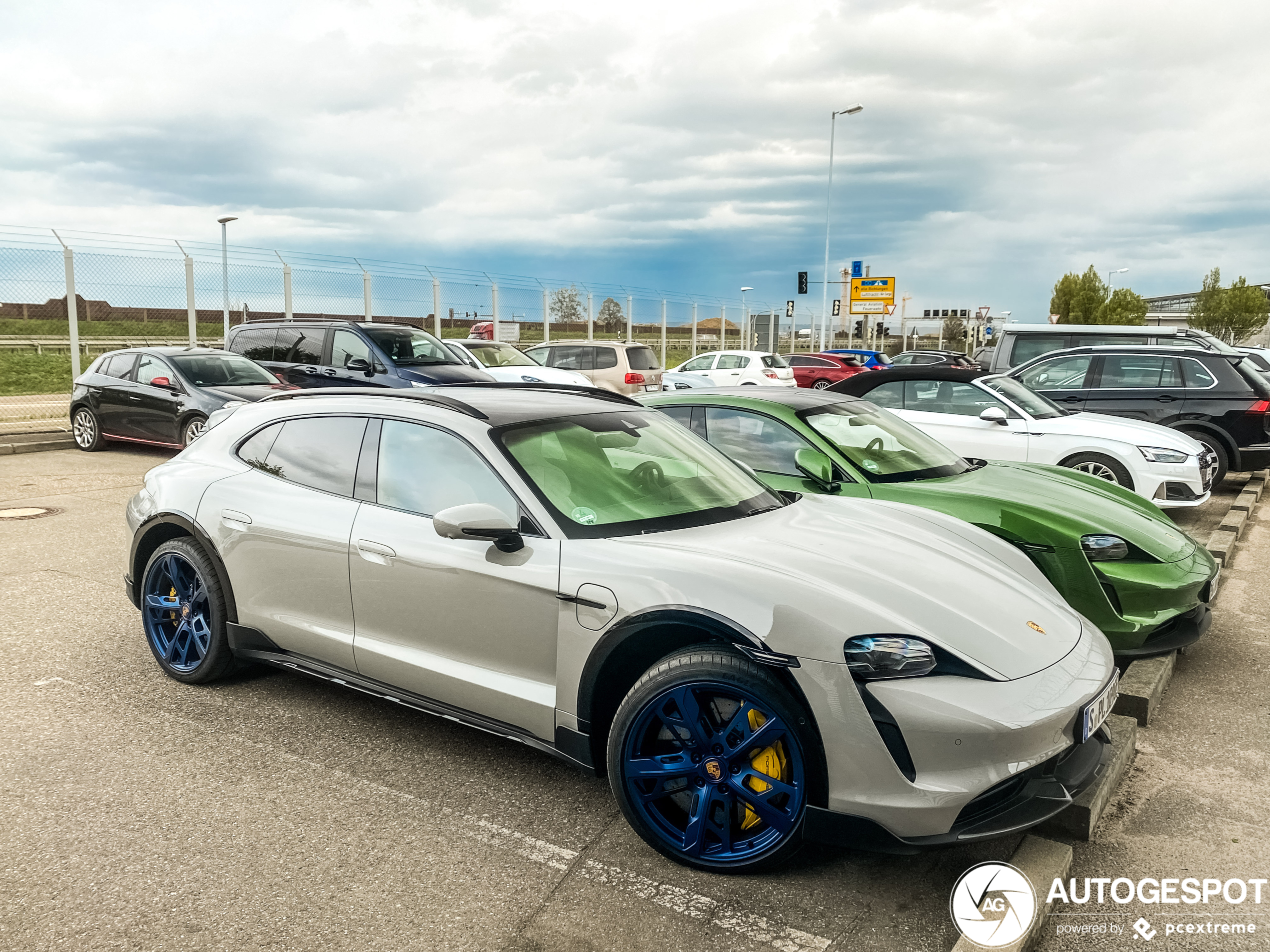 Porsche Taycan Turbo S Cross Turismo voorzien van hippe kleurtjes