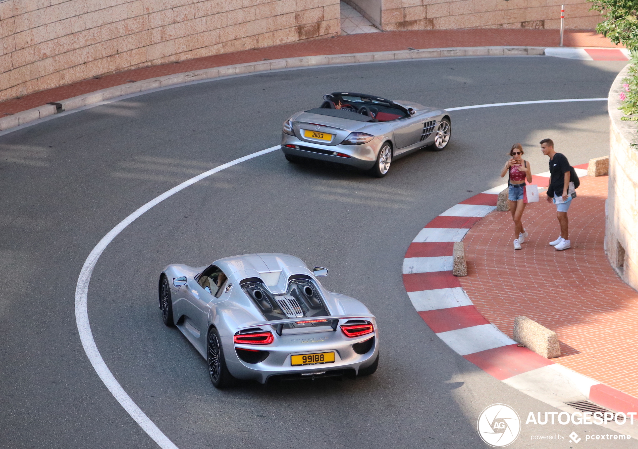 Supercars verkennen het circuit in Monaco