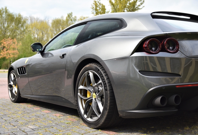 Ferrari GTC4Lusso T