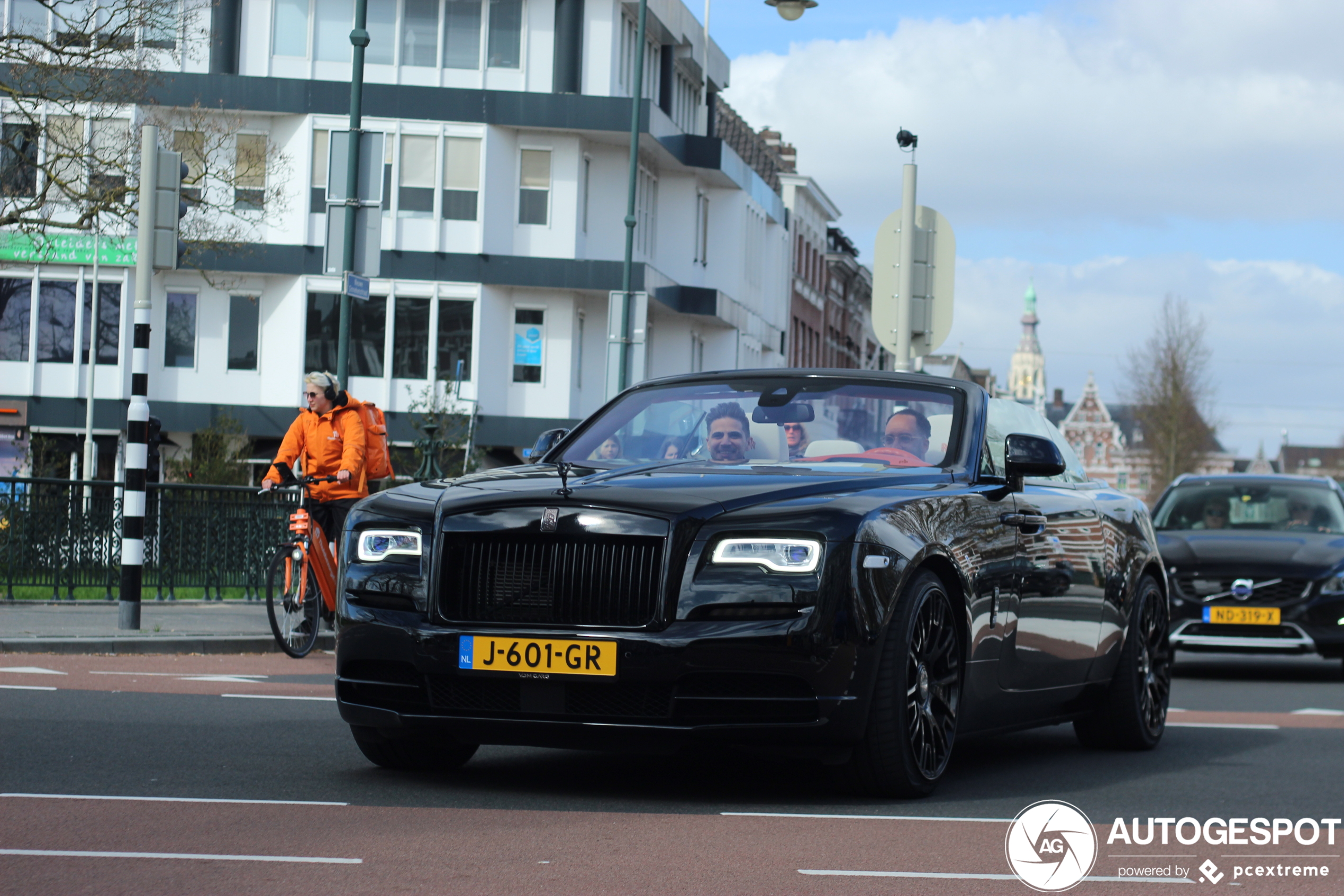 Mobicep was zijn Rolls-Royce Dawn alweer zat