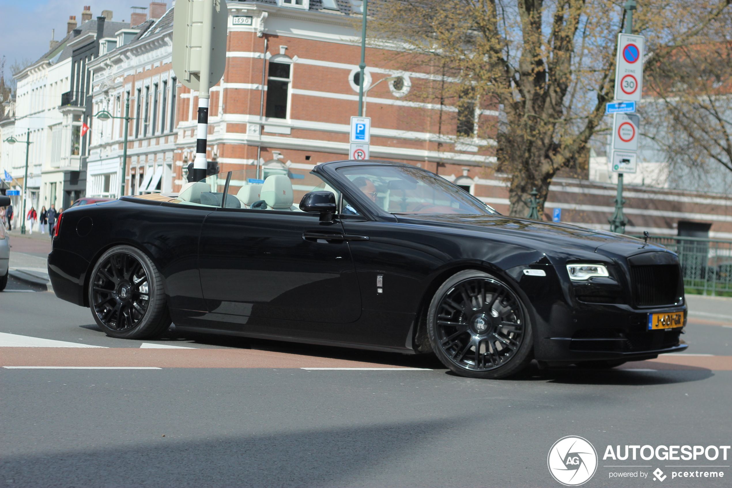Mobicep was zijn Rolls-Royce Dawn alweer zat