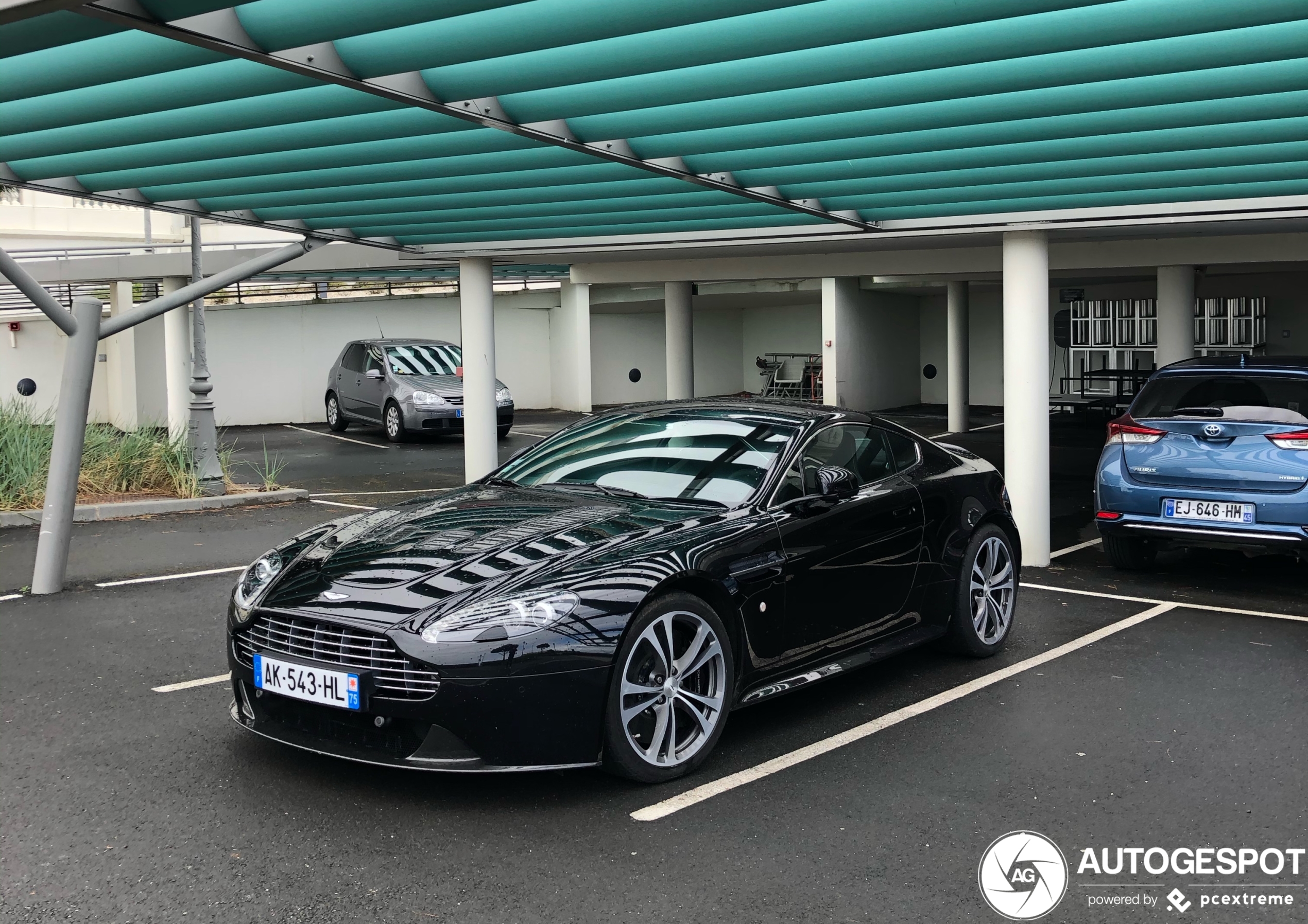 Aston Martin V12 Vantage