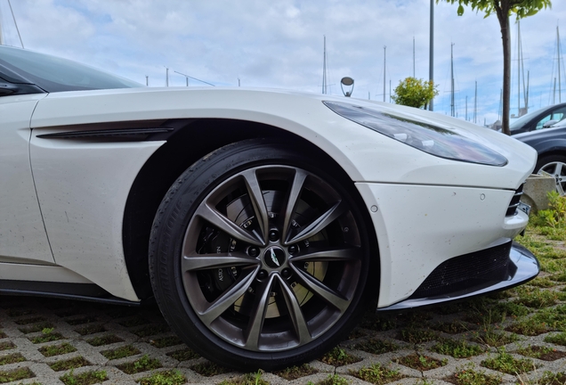 Aston Martin DB11 V8