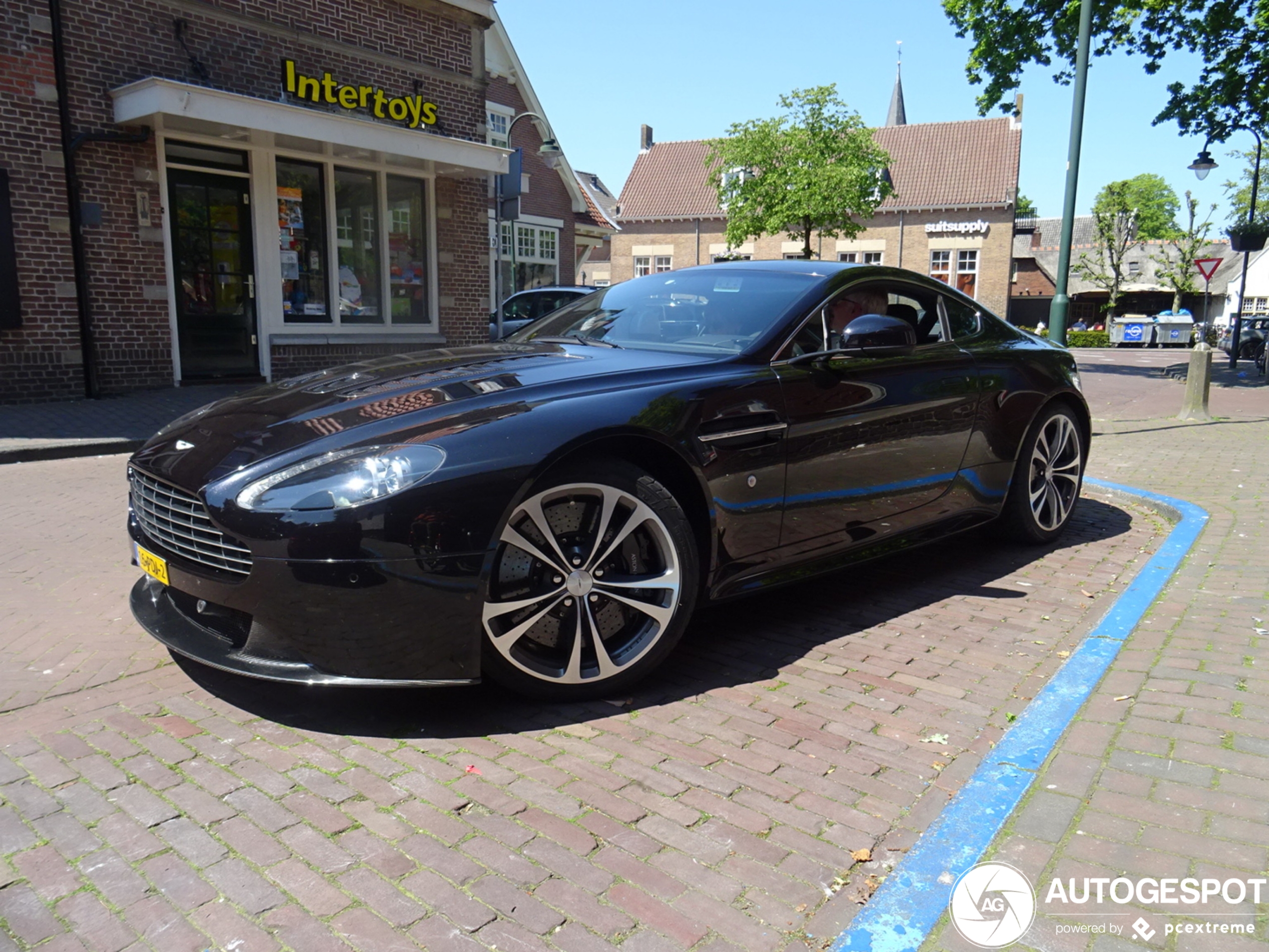 Aston Martin V12 Vantage Carbon Black Edition