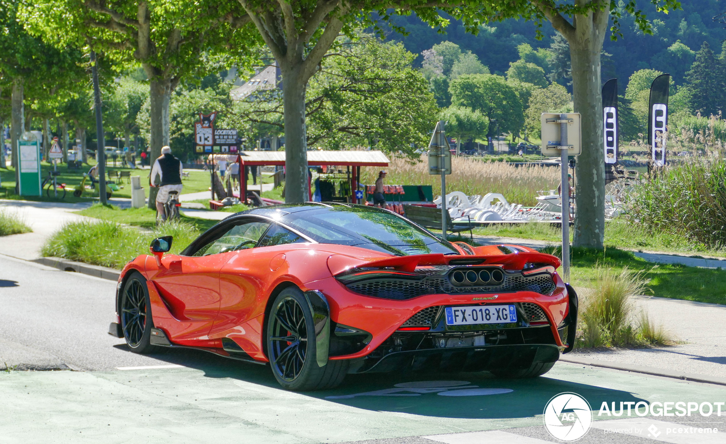 Sportieve McLaren 765LT rolt door Annecy