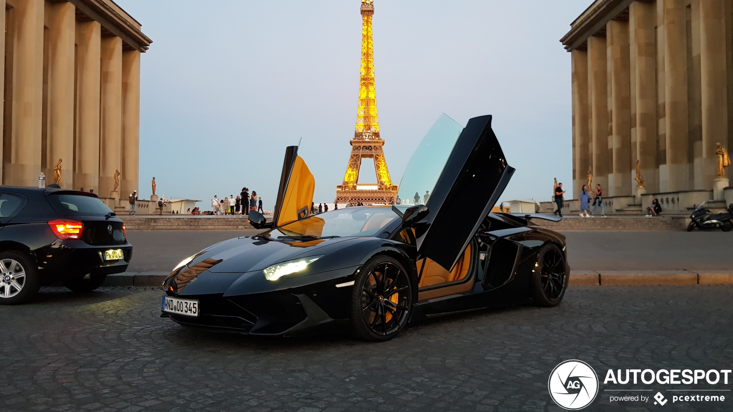 Eiffeltoren is prachtig decor achter Lamborghini Aventador LP700-4 Roadster