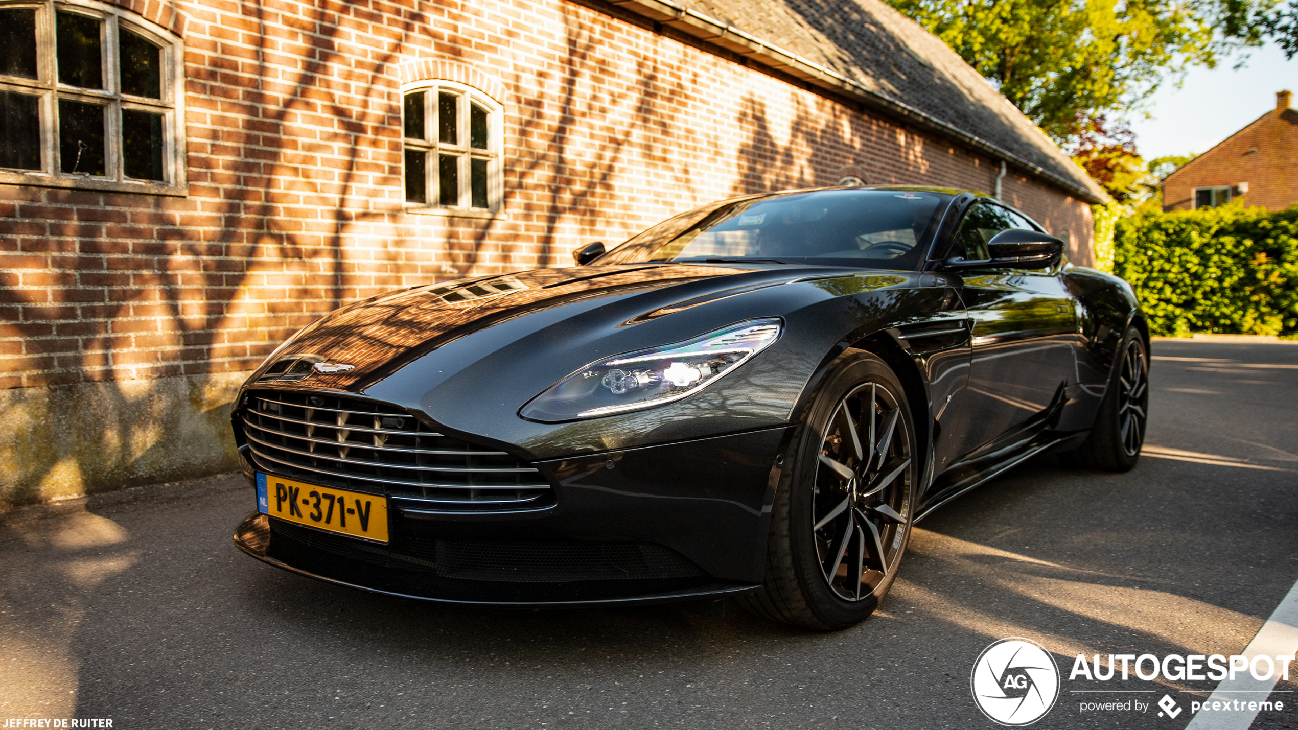 Aston Martin DB11