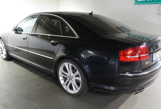 Audi S8 D3