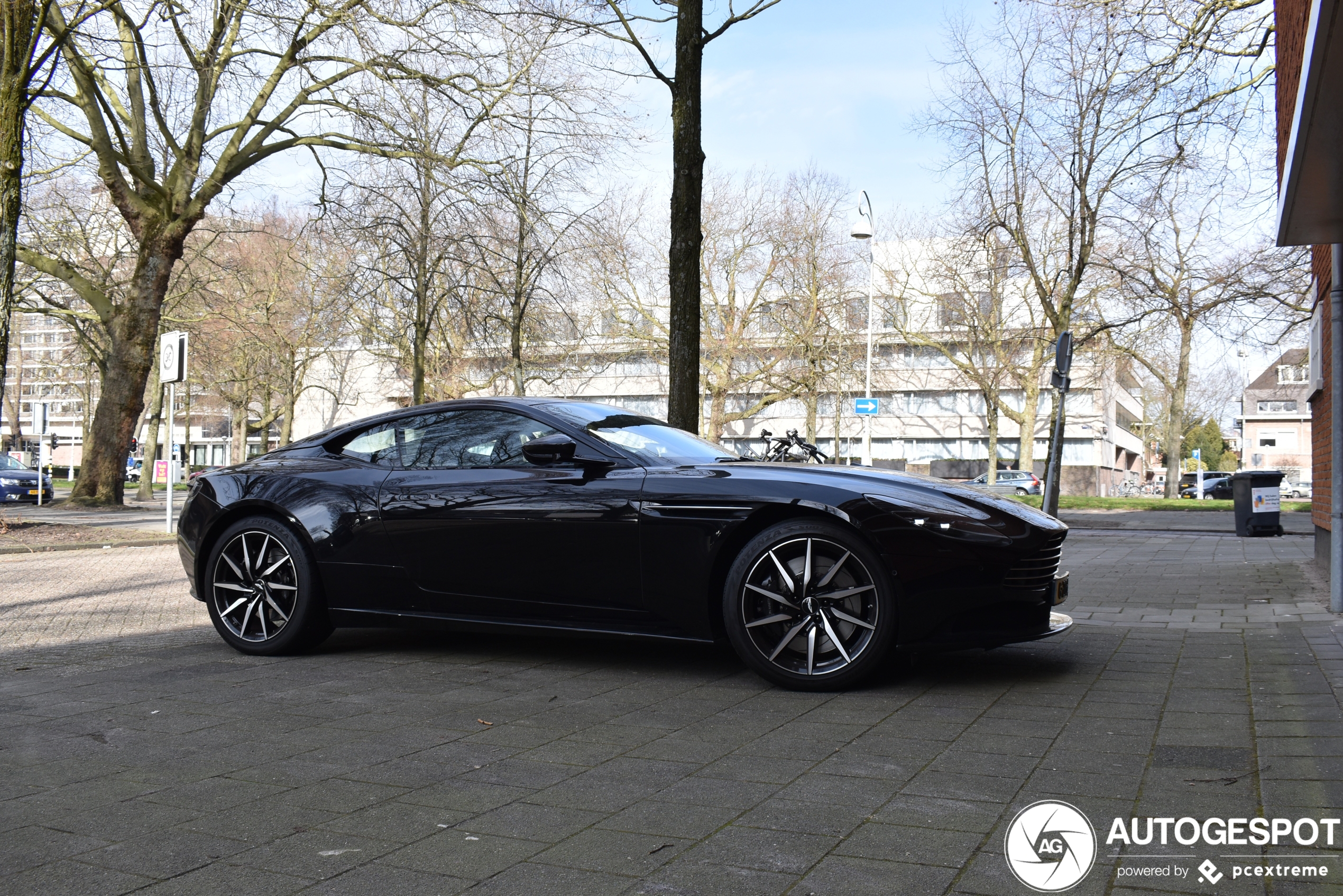 Aston Martin DB11 V8