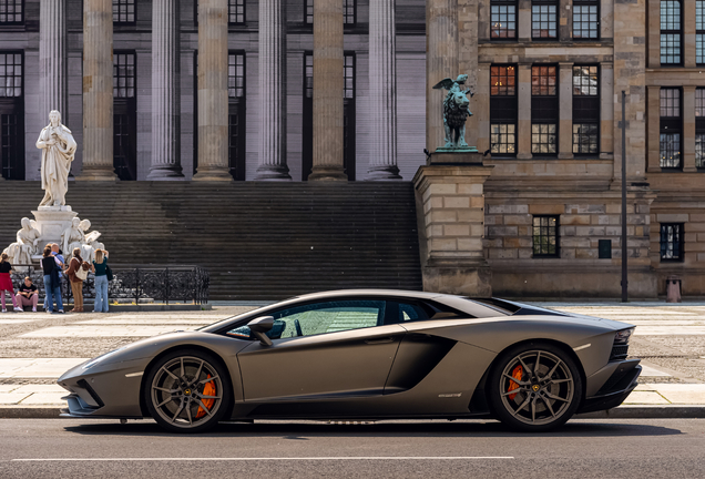 Lamborghini Aventador S LP740-4